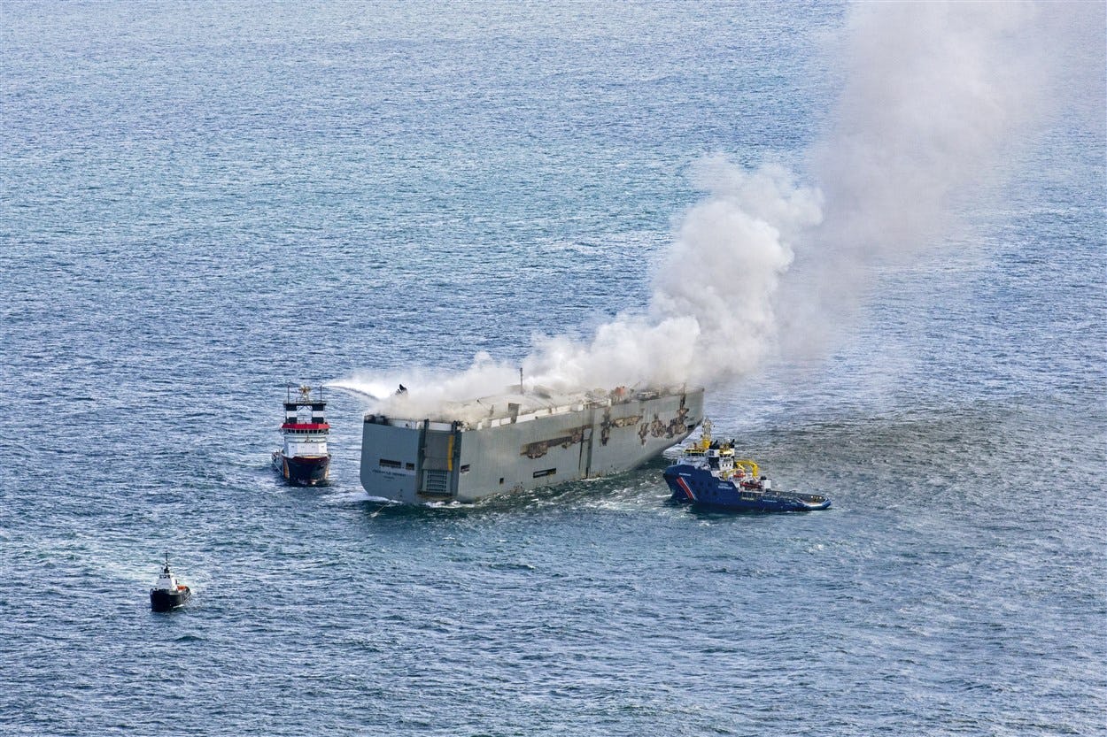 Brandend schip Ameland: maritieme verzekeraars zinnen op eisen e-cars
