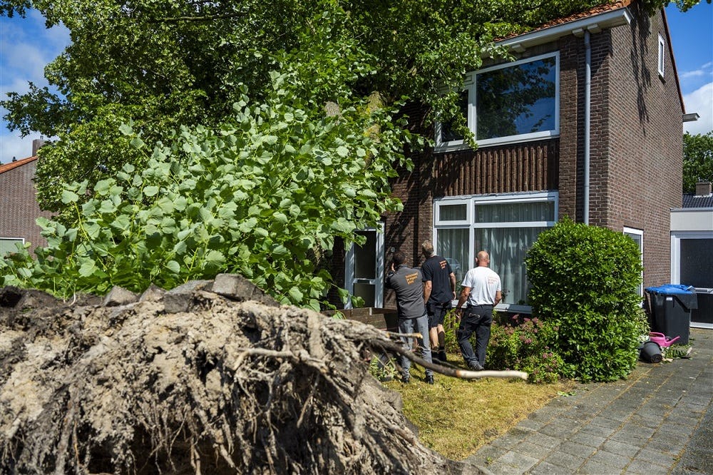 Schade aan een woning in het Friese Heerenveen als gevolg van storm Poly.
