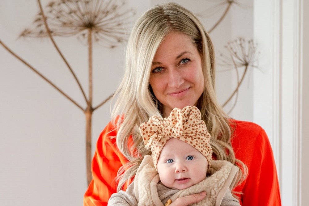 Indra Frishert van Dazure met haar enkele jaren geleden geboren dochter.