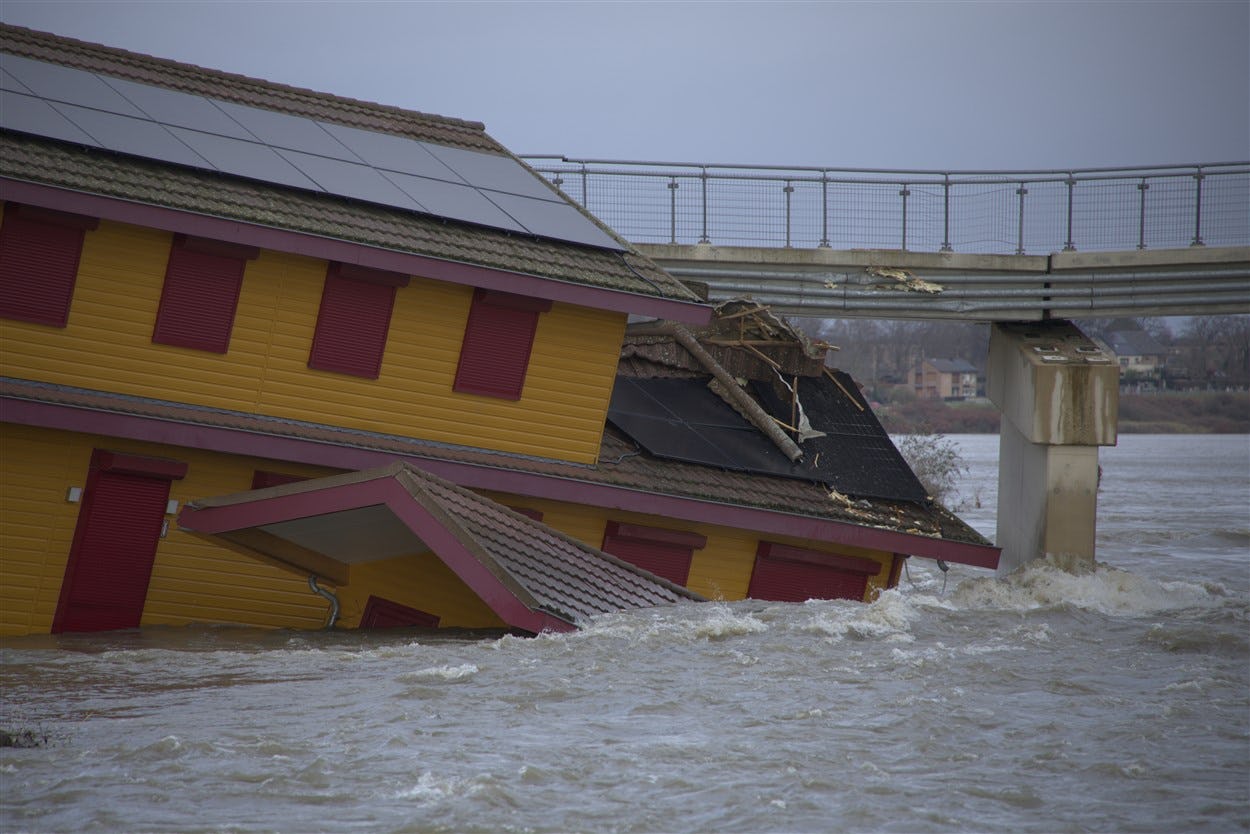 Losgeslagen woonboot als gevolg van hoog water in Maastricht. Foto ANP