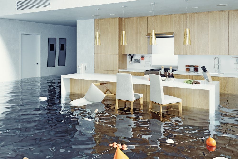 Klant vergat kraan omdat hij pizza ging halen; ASR moet waterschade vergoeden