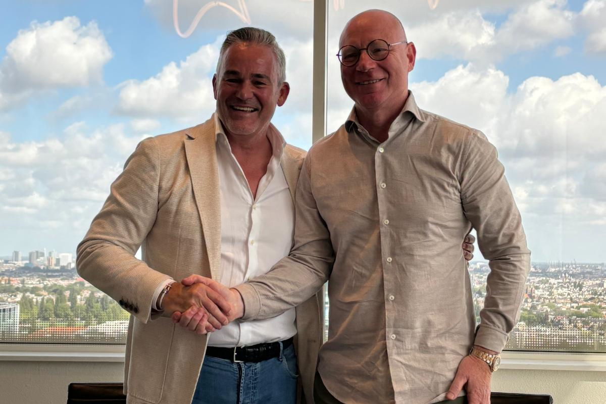 V.l.n.r.: Ger Knikman (CEO Yellow Hive) en André Miltenburg (Directeur Waerdenburgh Assuradeuren)