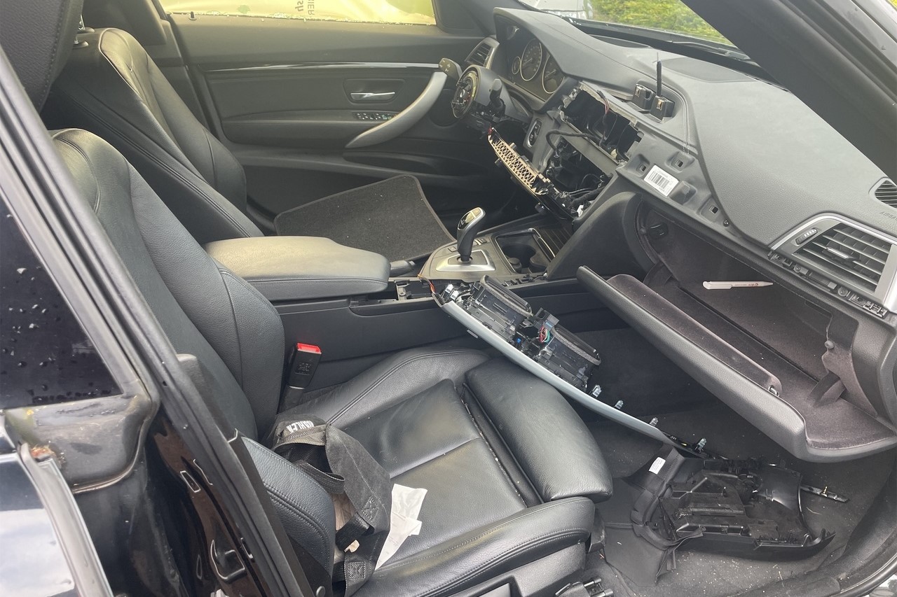 Het interieur van een opengebroken BMW (foto: VbV)