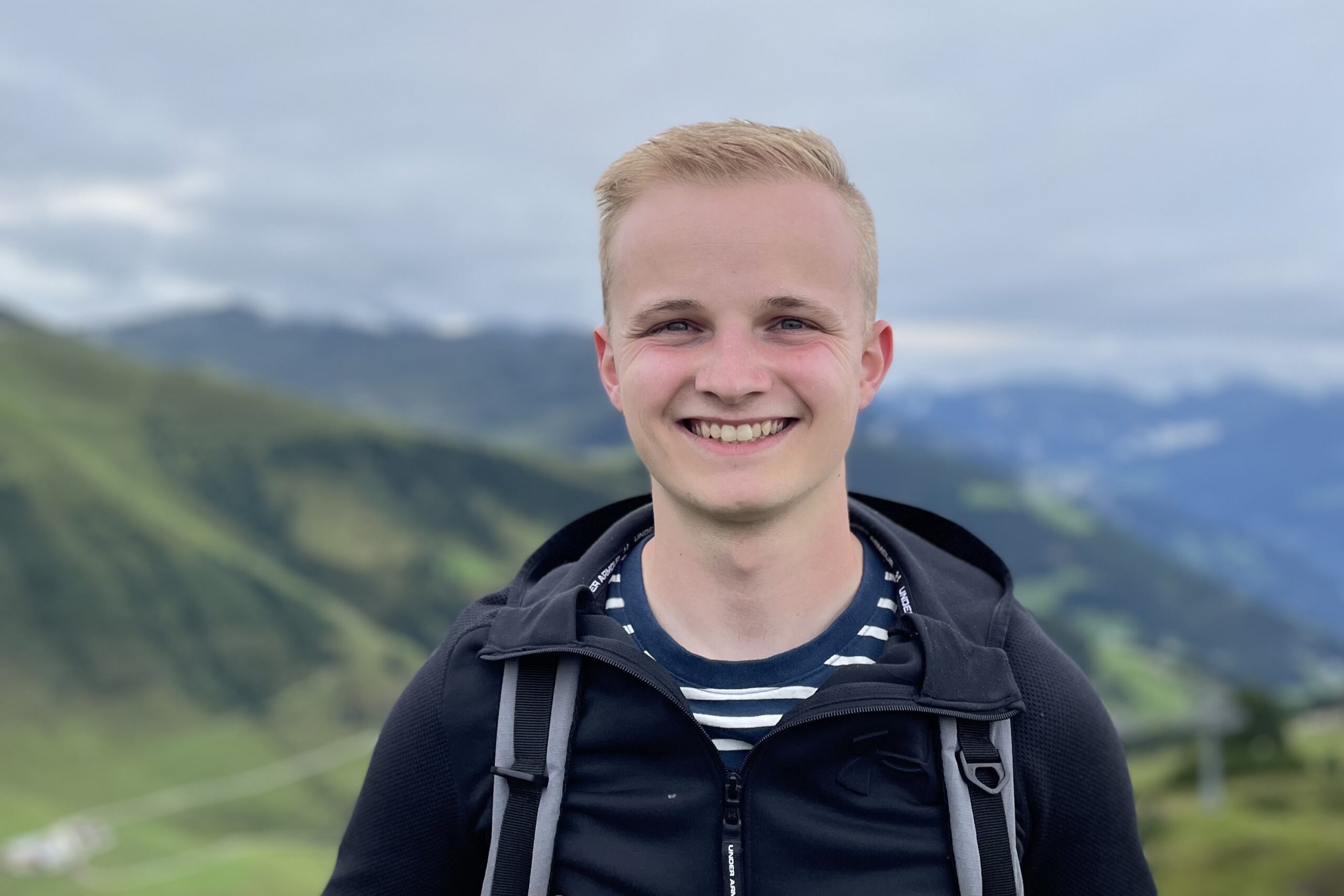 Remon gaat regelmatig op vakantie in Oostenrijk waar hij in de bergen wandelt om dan na afloop in een echte Oostenrijkse Stube van een biertje en een wienerschnitzel te genieten.