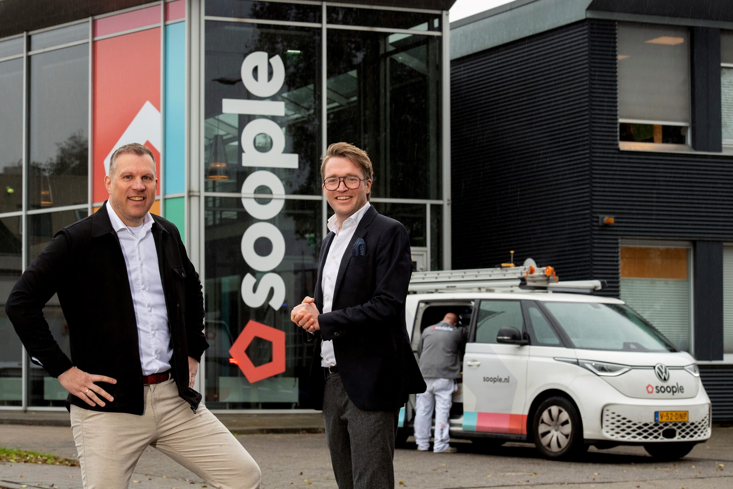 Daniël Roelink, bedrijfsleider van Soople en Maarten de Rooij, head expertise & repair bij a.s.r