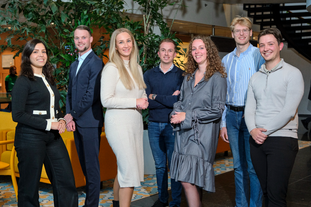 V.l.n.r. Feyza Göker-Cayir (Aon), Jim Kieft (Vrieling Adviesgroep), Amber Voors (Unigarant), Tim Buijs (Blokweg Financieel Adviseurs), Rosanne Snellens (Rabobank), Richard Roelevink (Verbond van Verzekeraars) en Yvo Roggen (Dazure)