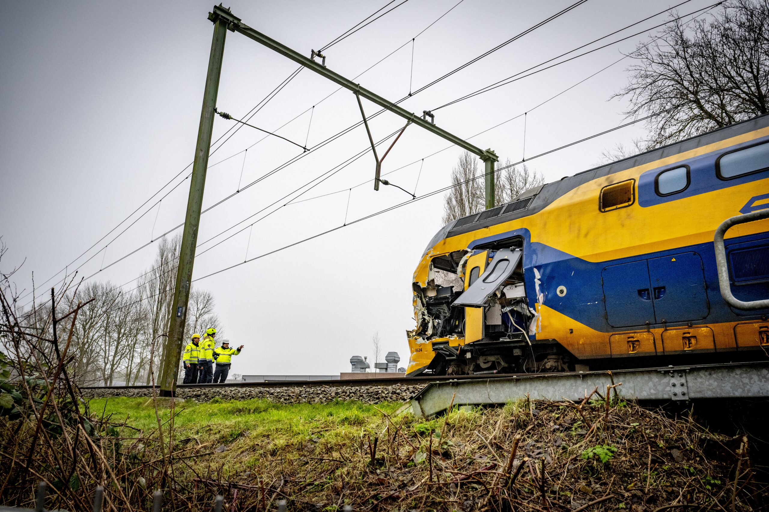 BUNNIK - Een trein is tegen een kraan gebotst op een overweg in Bunnik. ANP /HOLLANDSE HOOGTE /ROBIN UTRECHT