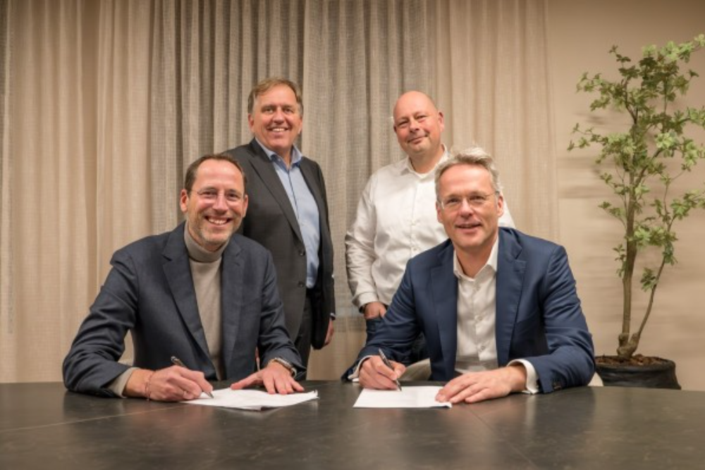 Van links naar rechts: Bas Tomassen (CEO Zorg van de Zaak), Sjoerd Laarberg (CEO Alpina Group), Peter van Maris (CFO Zorg van de Zaak) en Derk-Jan Stol (CFO Alpina Group).