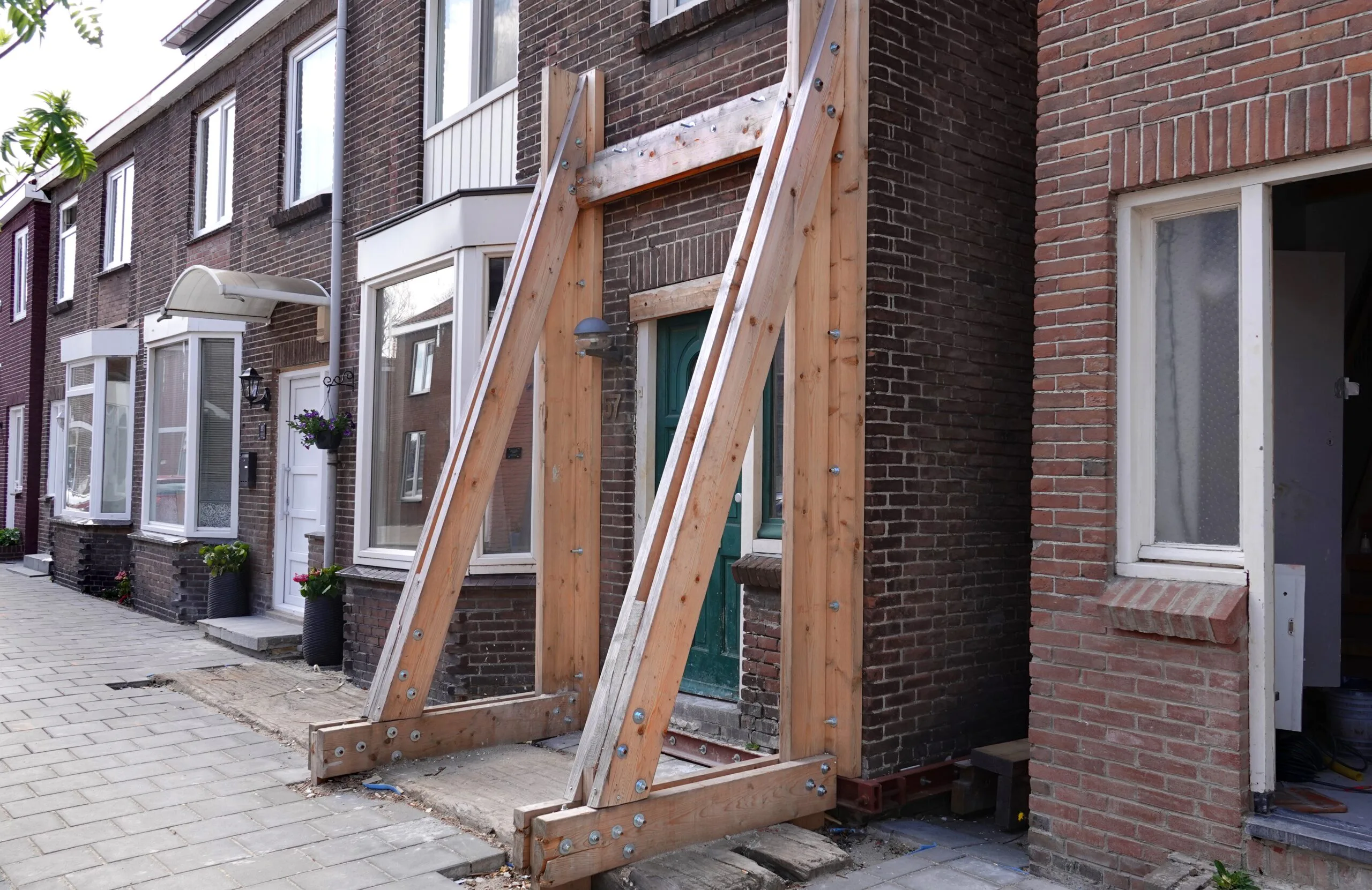 Nederland Zaandam 2021. Veel funderingsproblemen in Zaanstad. In Zaanstad staan veel panden op korte houten funderingspalen. Foto : ANP/ Berlinda van Dam