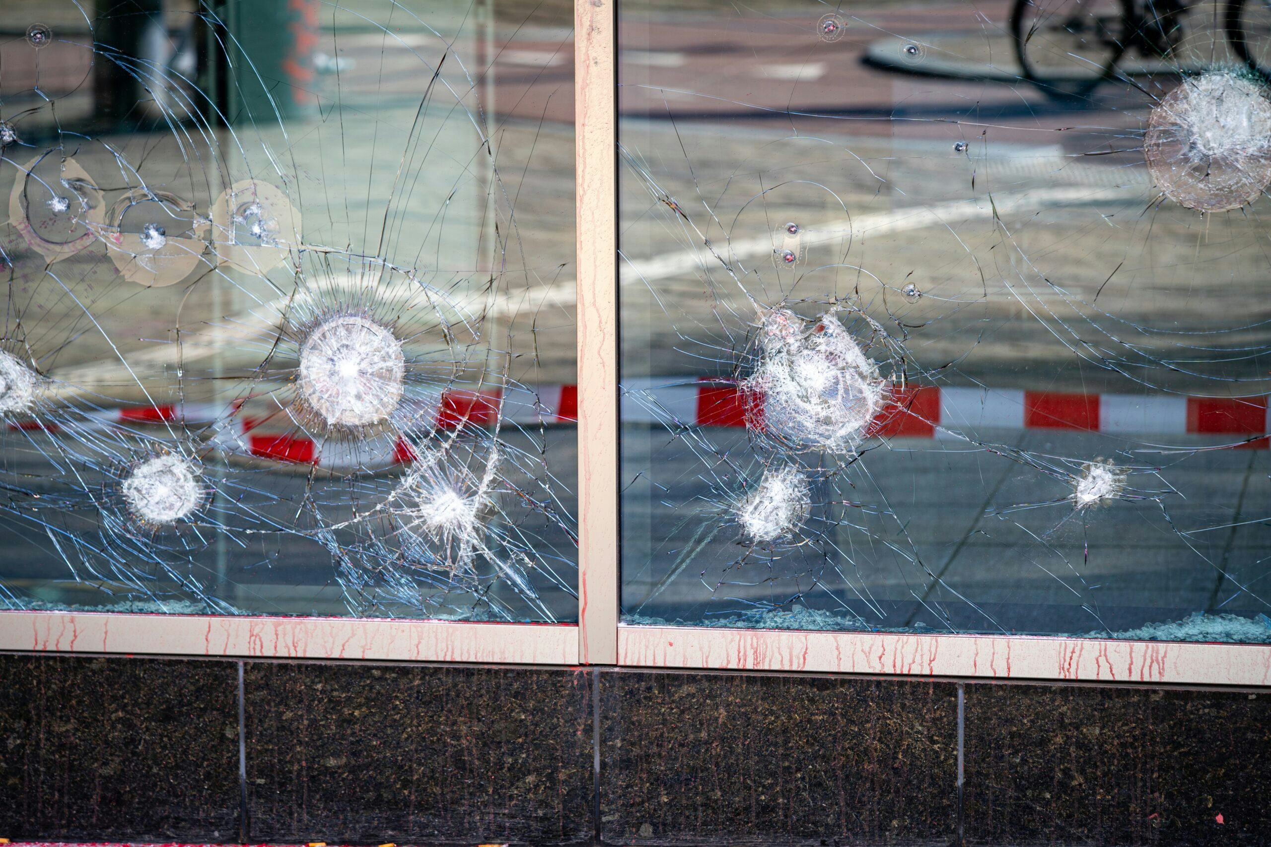 Vernielde ruiten Allianz-hoofdkantoor, Rotterdam (© ANP)