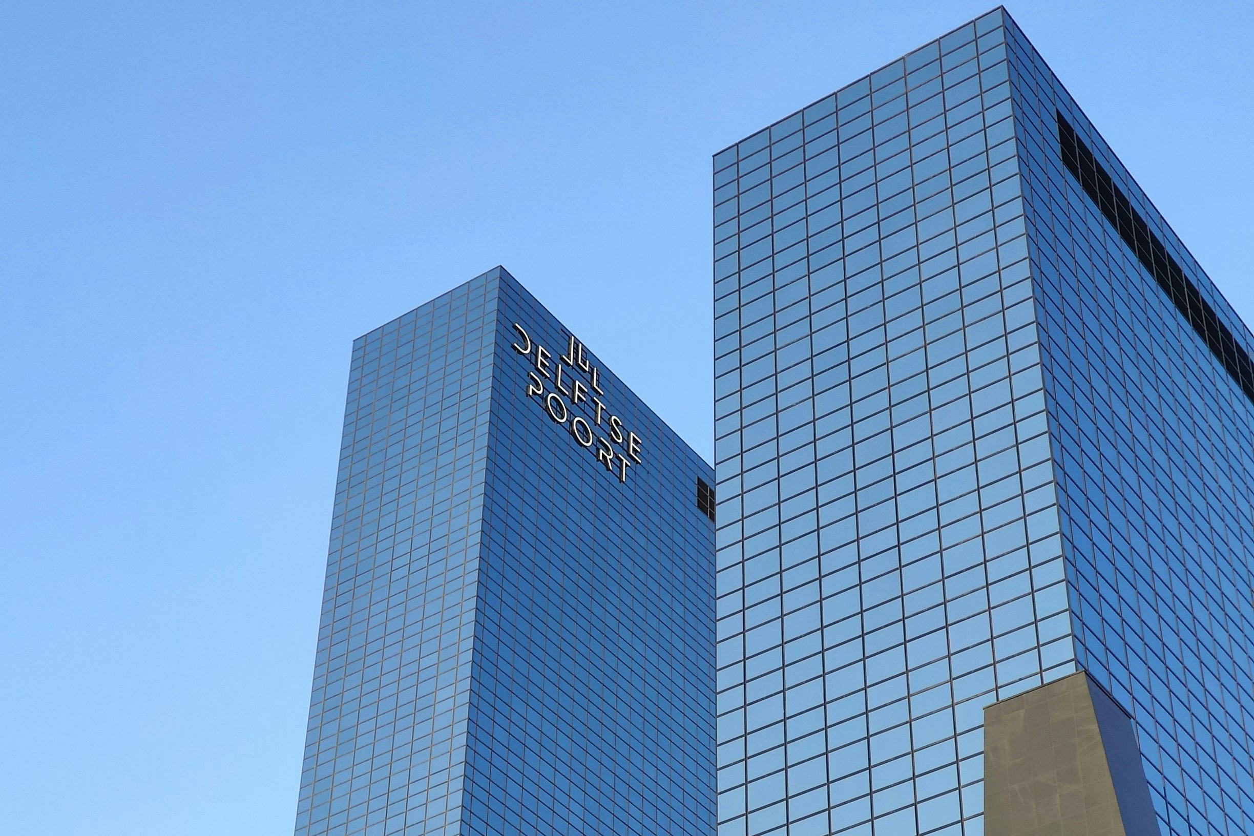Markel zetelt in de Delftse Poort, Rotterdam