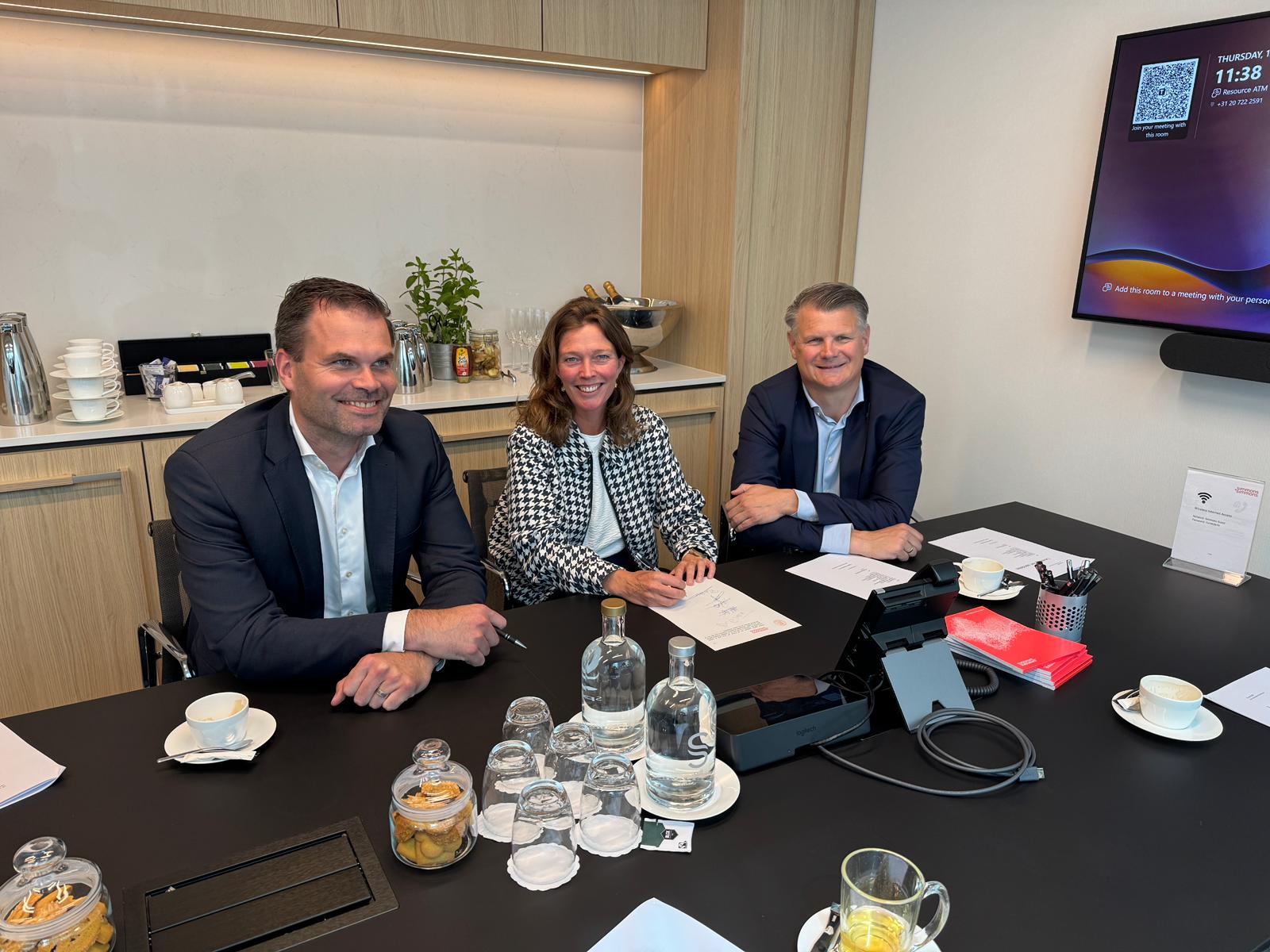 v.l.n.r. Robert Wondaal (CBO Robidus), Rianneke van der Kooi (CEO &niped) en Sven Kelder (CEO Robidus)