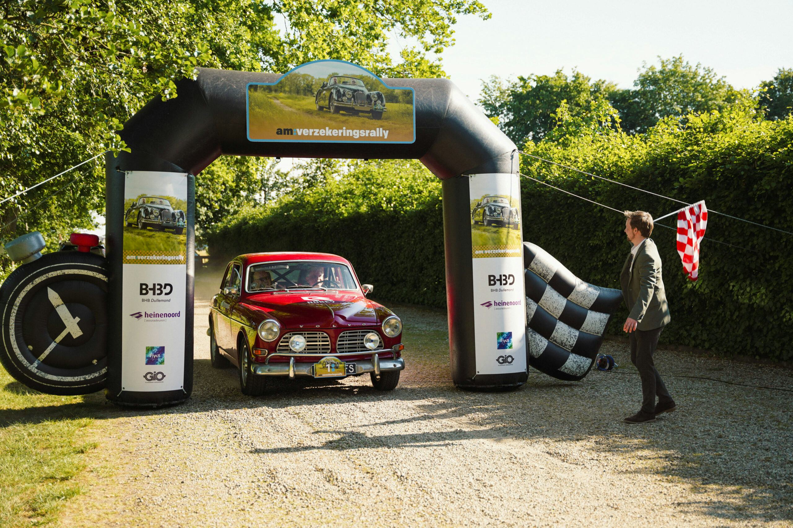 Liefde voor klassiekers brengt vakgenoten bijeen bij AM Verzekeringsrally