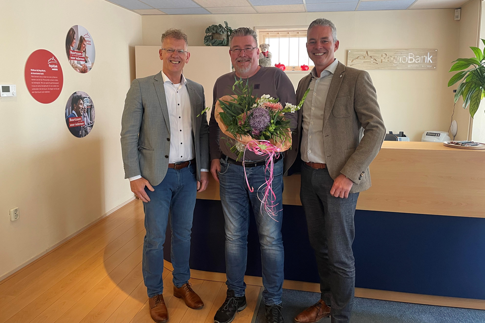 V.l.n.r.: Wiebo van der Schaaf (vestigingsleider Grootegast), Erik Steller (oud-eigenaar Steller), Job Steenland (eigenaar Van Campen & Dijkstra).