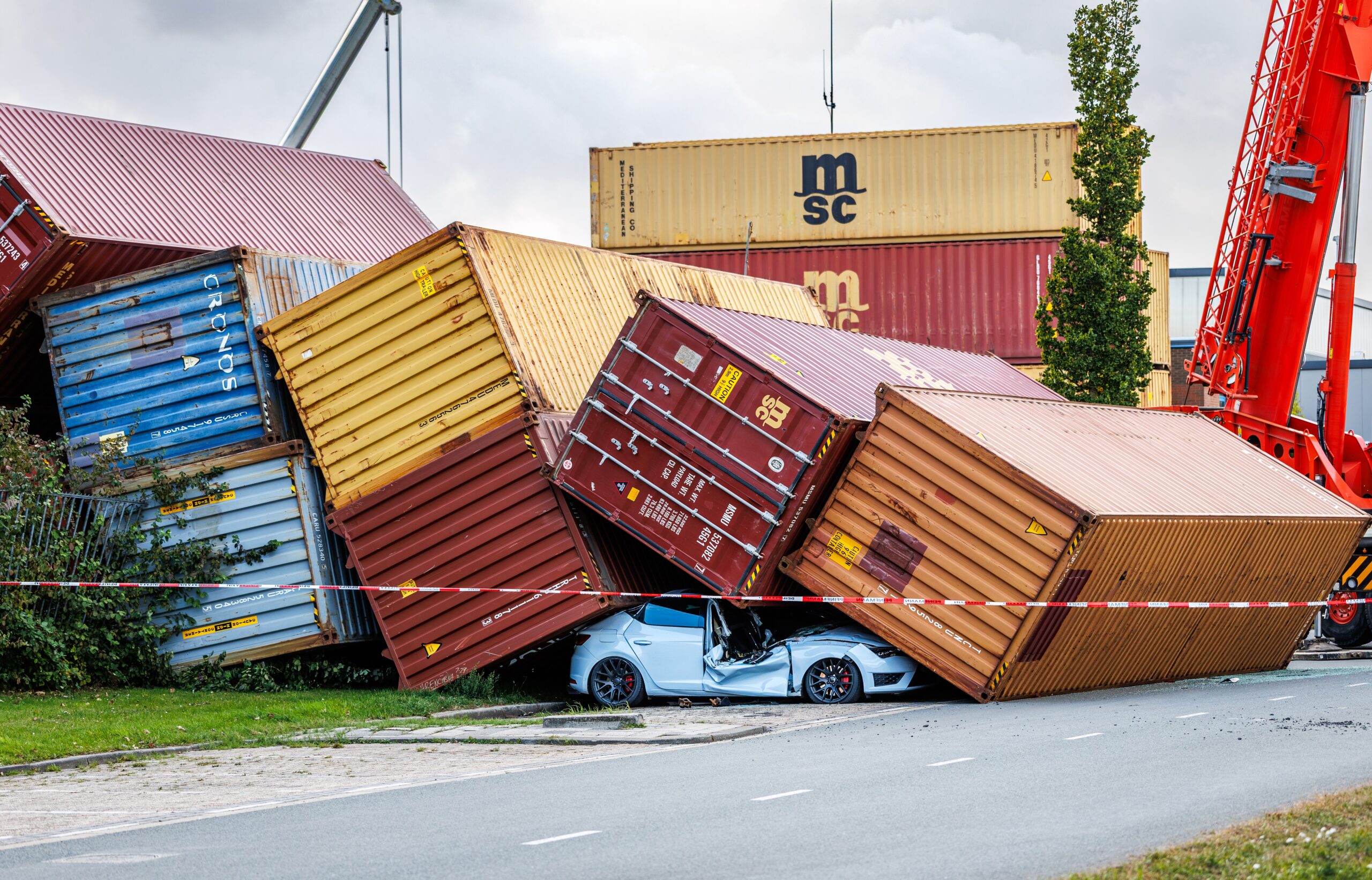ROTTERDAM - Vier auto's zijn op de Eemhavenweg in Rotterdam geplet door vallende zeecontainers. Dat gebeurde door de harde wind. Niemand raakte gewond. Foto: ANP / Hollandse Hoogte / John van der Tol