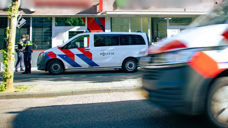 Politie-inval bij hypotheekadviseur op 14 mei 2024 (beeld: Politie Amsterdam)