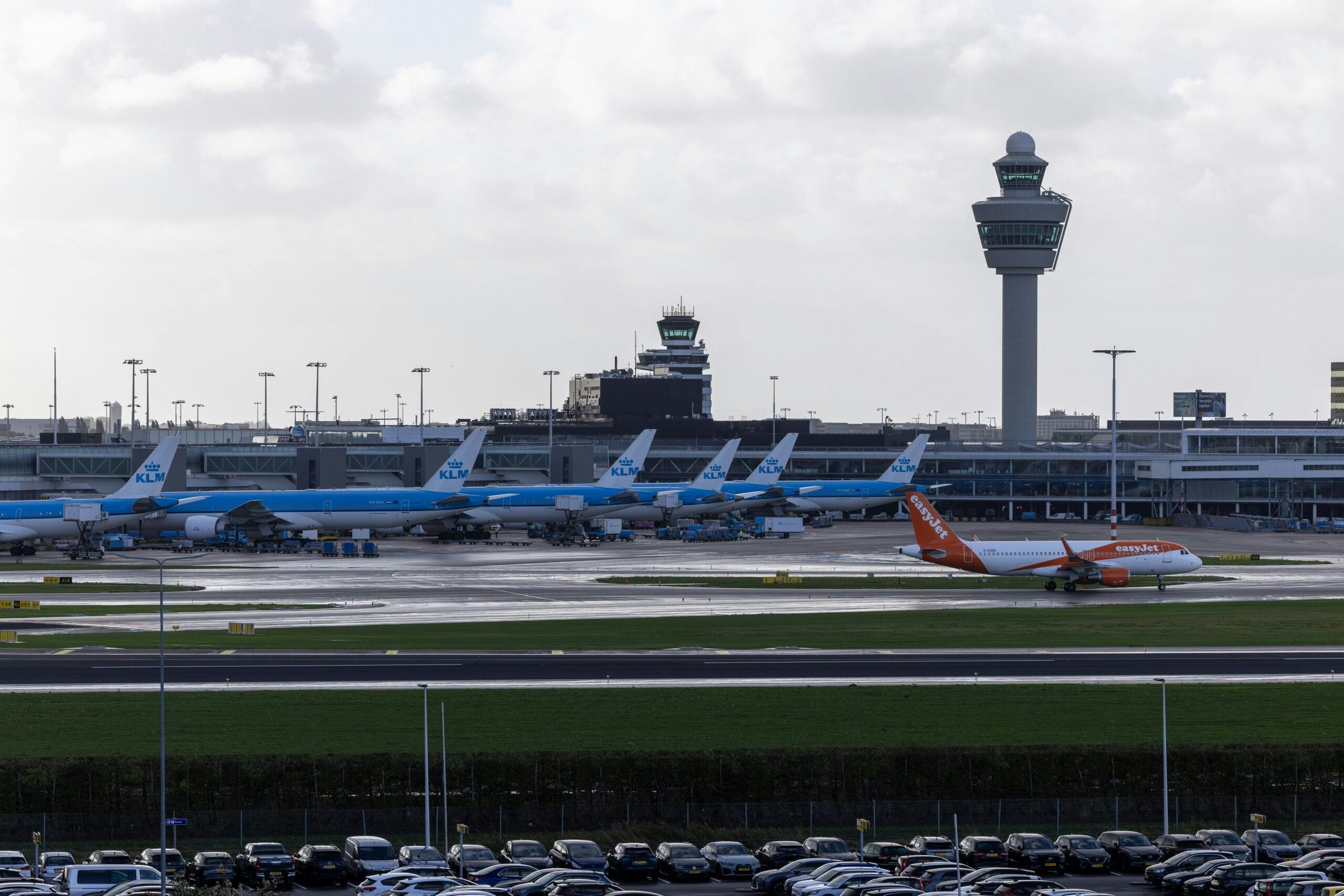 Schiphol - Vanwege storm Amy zijn er op schiphol meerdere vluchten vertraagd of geannuleerd. ANP / HOLLANDSE HOOGTE / MICHEL VAN BERGEN
