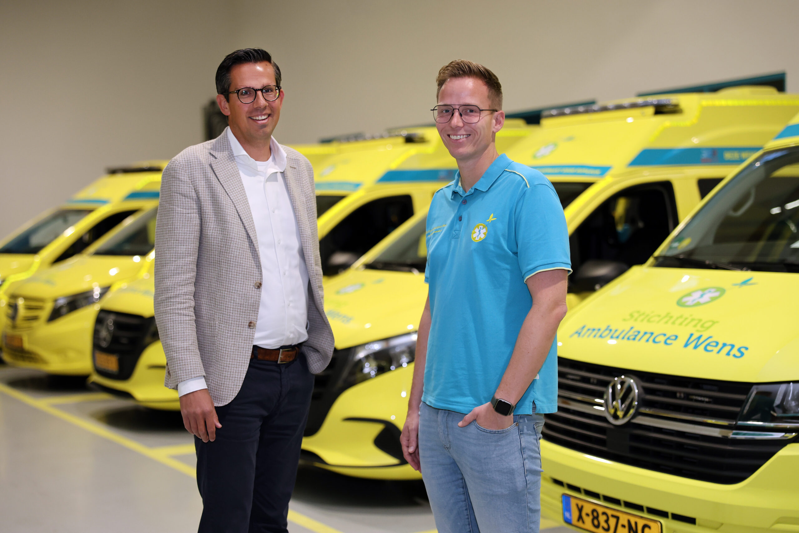 Gijs Janszen (links) en Kees Veldboer (rechts) voor de ambulances van Stichting Ambulancewens