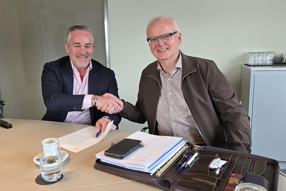 V.l.n.r.: Ger Knikman (Yellow Hive) en Bram Vermeij (Assurantiekantoor Vermeij) | Bron: Yellow Hive