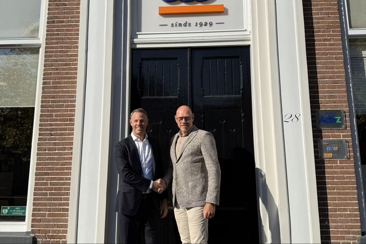 V.l.n.r.: Marco Smit (Alpina) en Eddy Wildeman (WiSe) voor het kantoor van Uiterwijk Winkel.