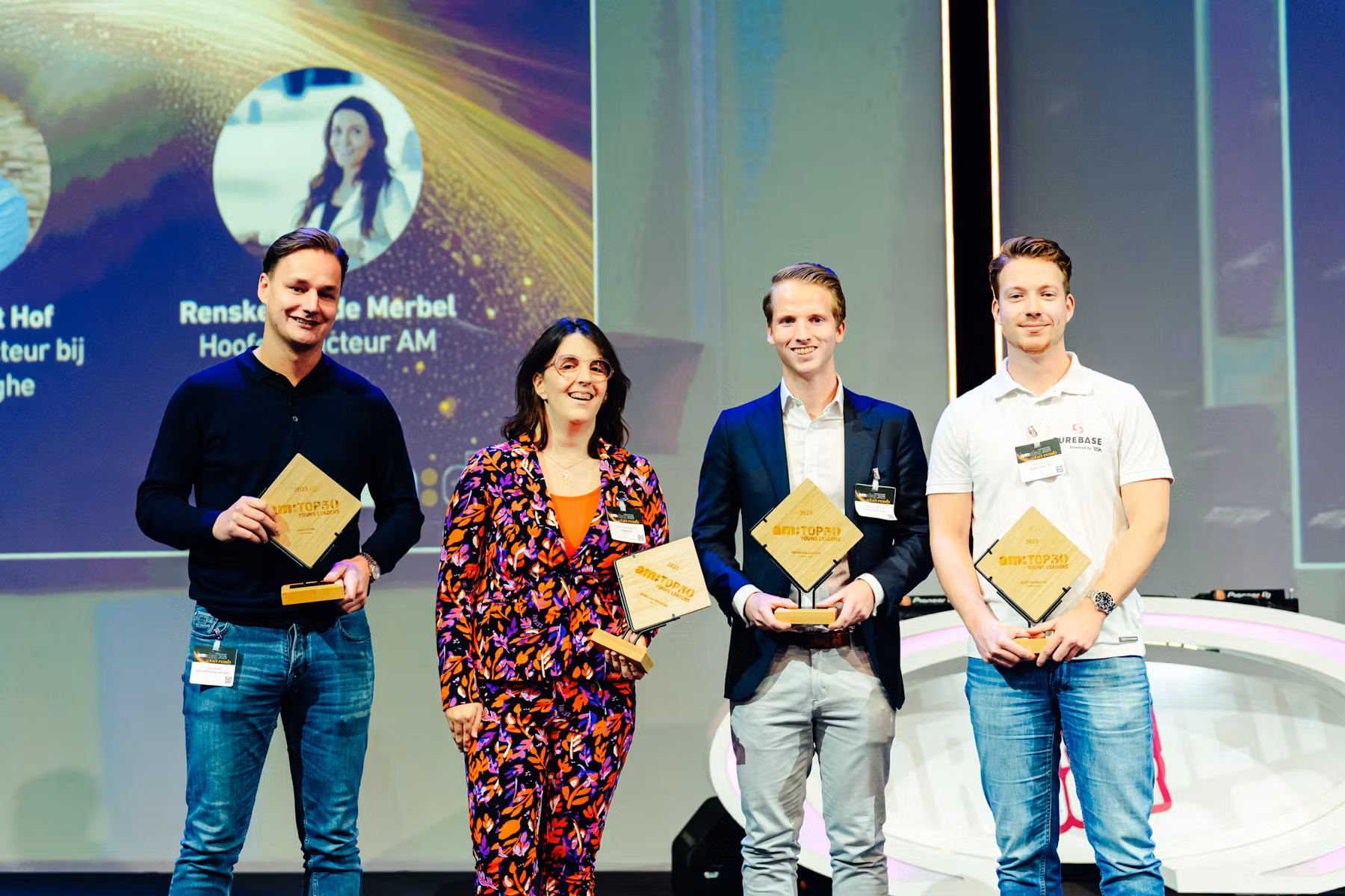 De winnaars van vorig jaar, vlnr: Iwan Jolink (winnaar in de categorie Arbeidsmarkt), Berber van der Weijde (MVO), Pieter van der Veen (Complexe risico's) en Bart Vollmuller (Digitalisering & AI)