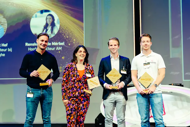 De winnaars van vorig jaar, vlnr: Iwan Jolink (winnaar in de categorie Arbeidsmarkt), Berber van der Weijde (MVO), Pieter van der Veen (Complexe risico's) en Bart Vollmuller (Digitalisering & AI)