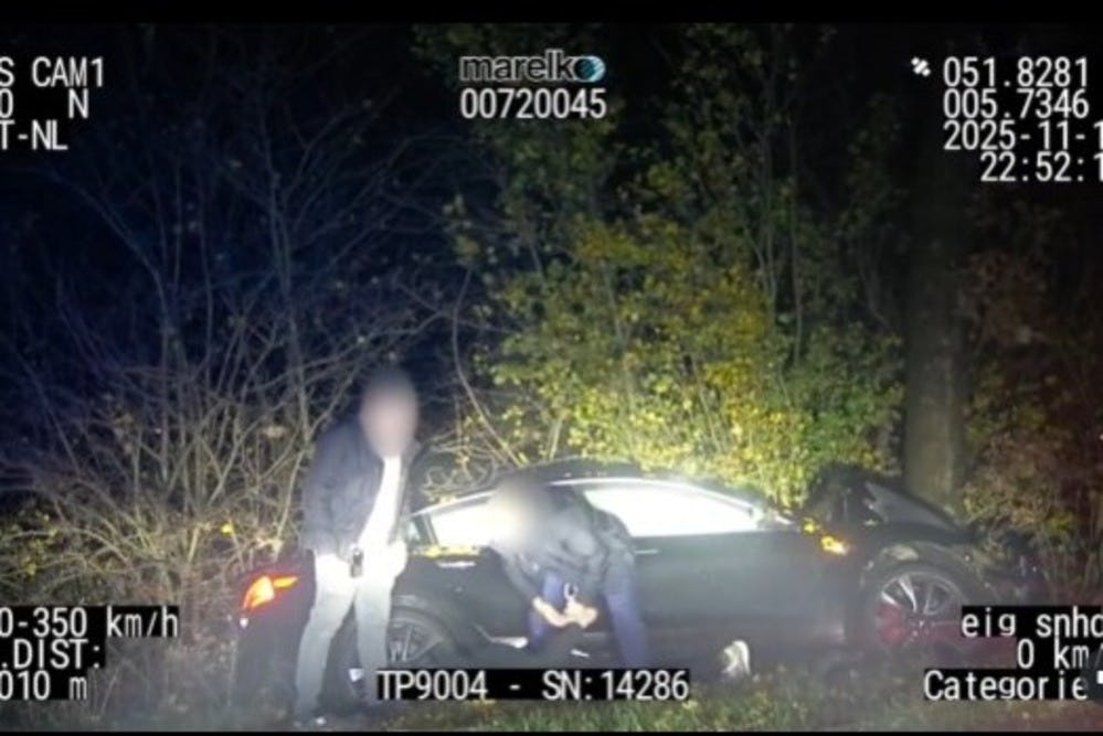 Arrestatie van 20-jarige Teslabestuurder. Bron: Verkeerspolitie Oost-Nederland