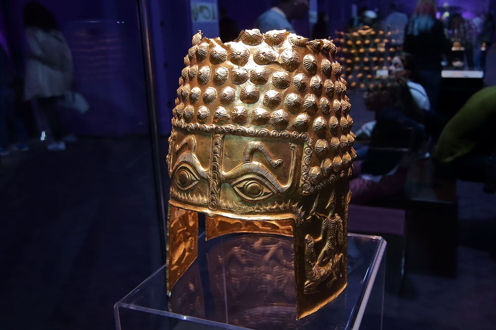 De gouden helm die onder meer buit werd gemaakt | Beeld: ANP