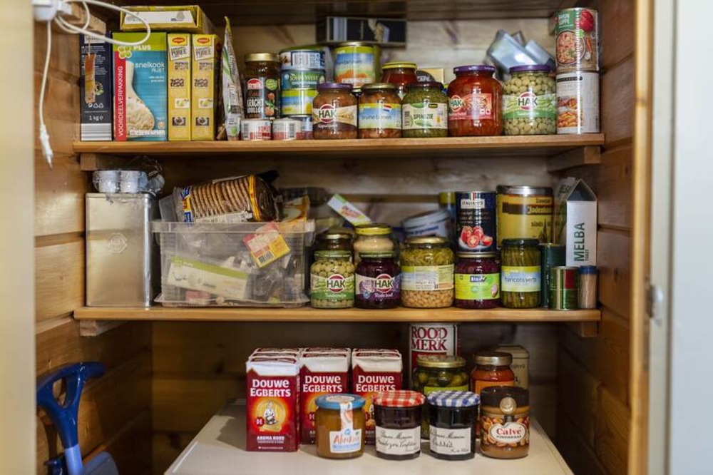 Een rijkelijk gevulde voorraadkast. Foto: John van Hamond ANP