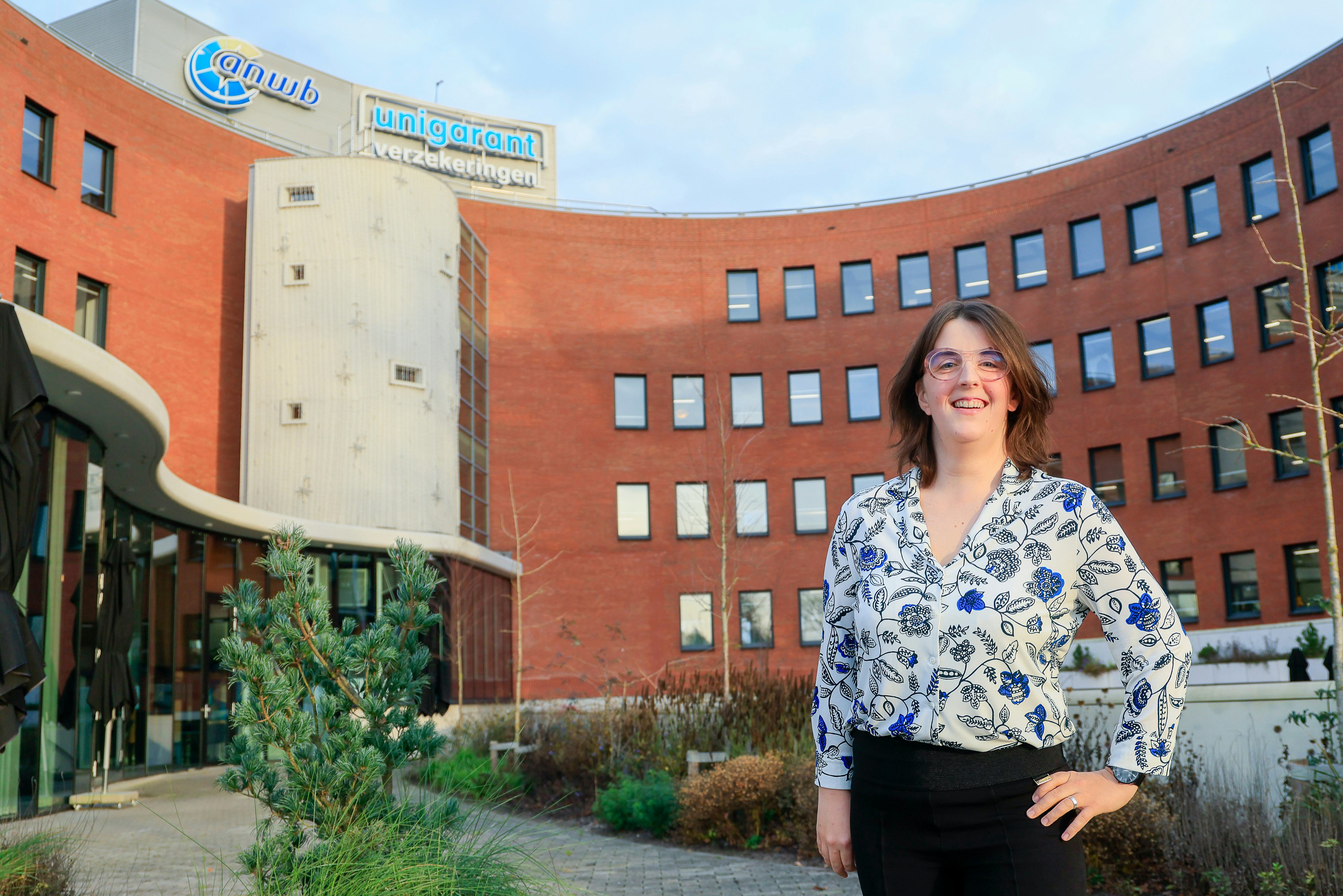 AM Young Leader winnaar Berber van der Weijde voor het kantoor van Unigarant te Hoogeveen. Fotografie: Koos Groenewold