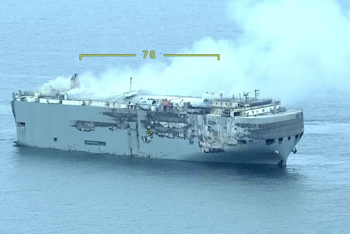 Een brandende Fremantle Highway, het autoschip van het Japanse bedrijf Shoei Kisen Kaisha, 20km uit de kust van Ameland. Bron: Kustwacht