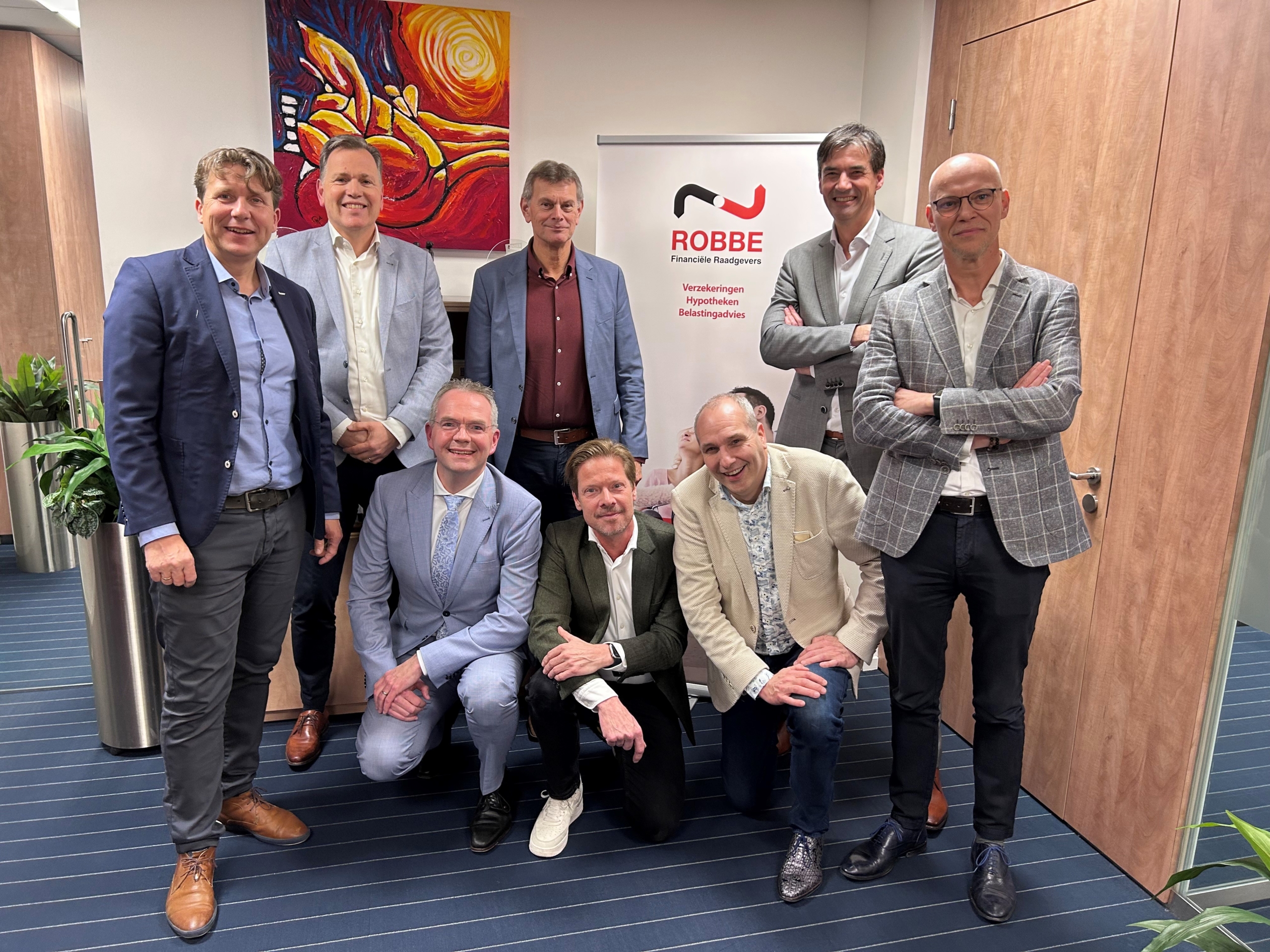 V.l.n.r. André Verhagen, Remco Duppen, Paul Robbe, Mark Albers, Tom Baken, Fred van Dodewaard, Stijn Réz en Petran Verduijn (beeld: Robbe Financiële Raadgevers). 