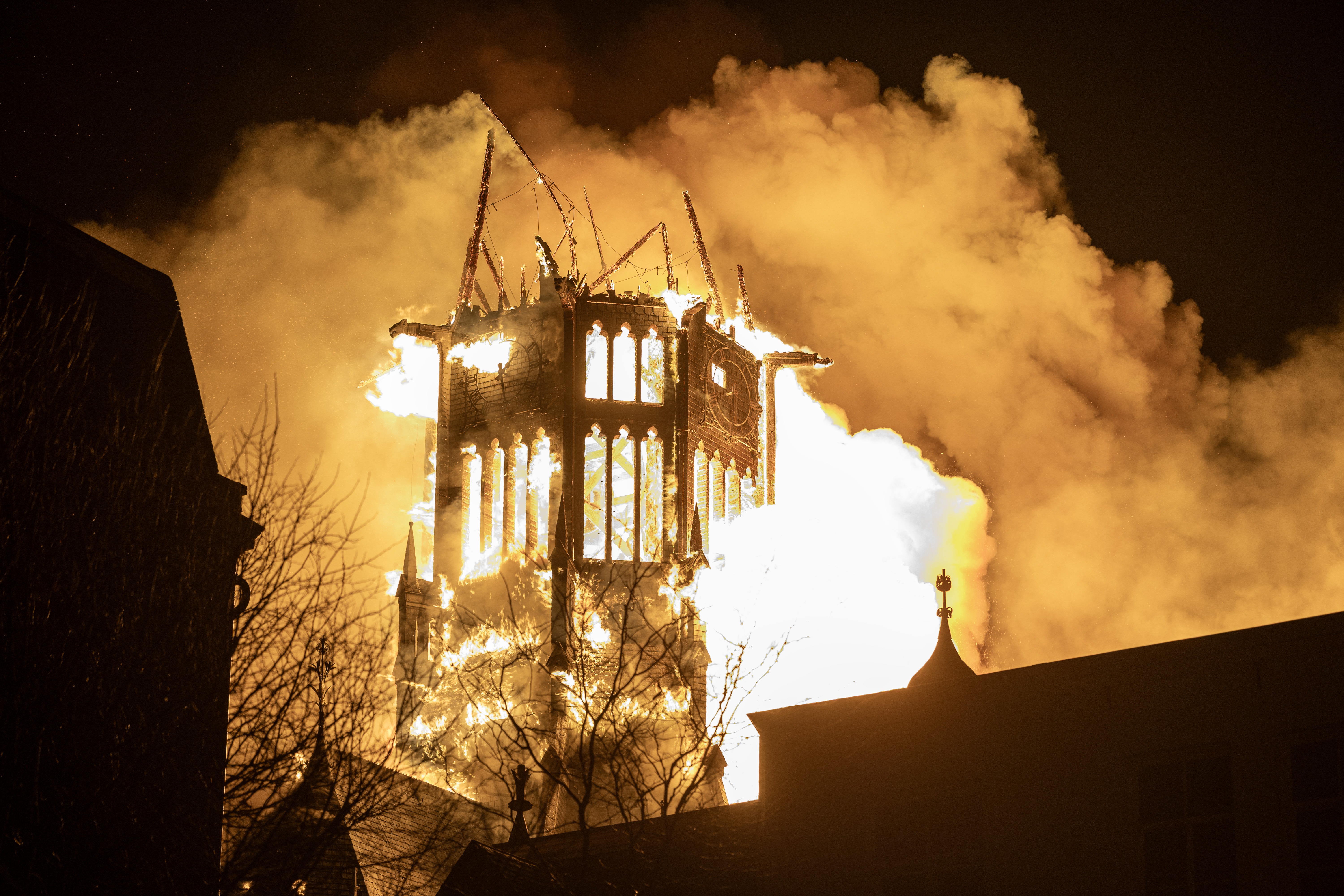 De Vondelkerk in Amsterdam ging nieuwjaarsnacht in vlammen op. | Beeld: ANP