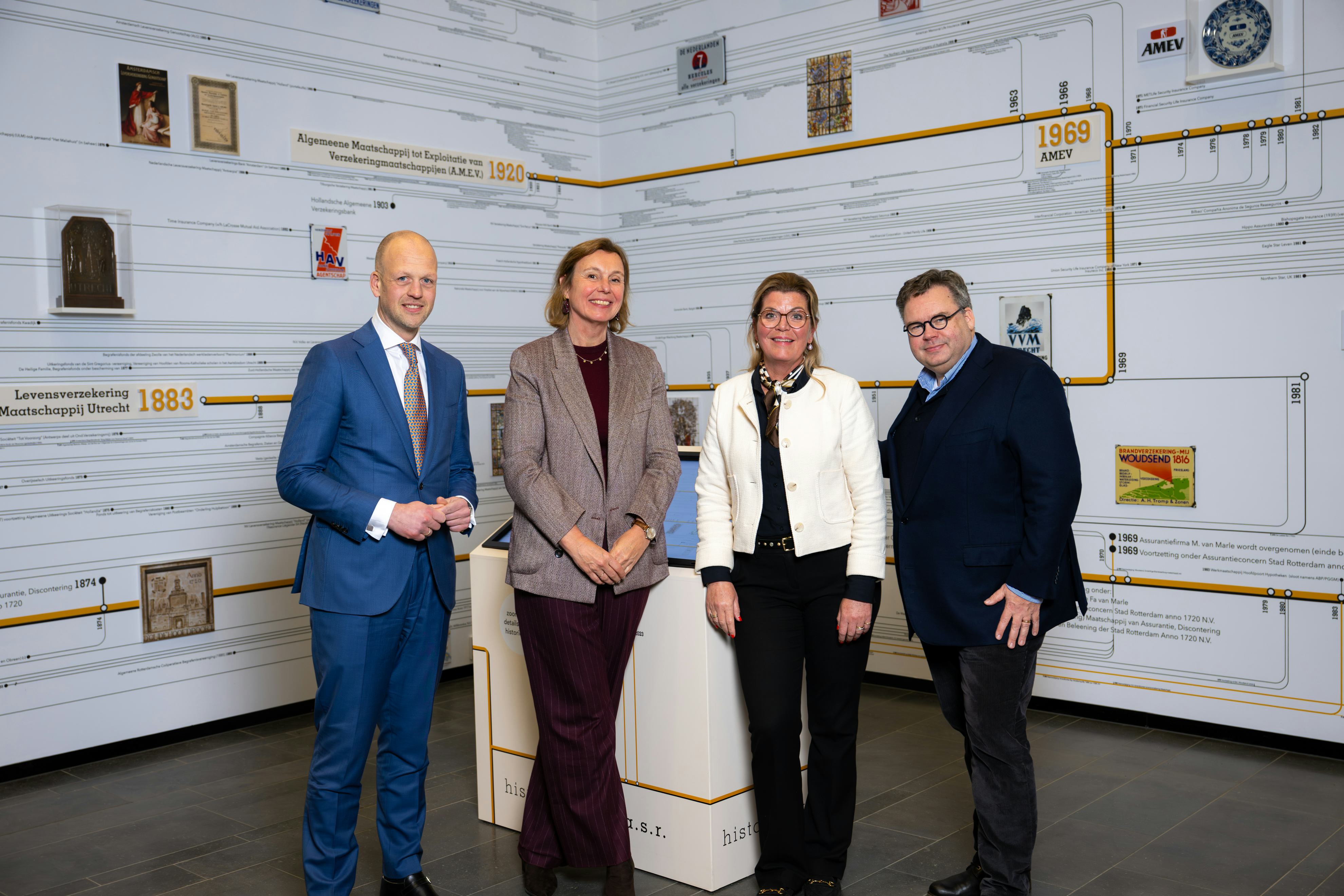 De betrokken partijen bij het tekenmoment. Van links naar rechts: Ewout Hollegien en Ingrid de Swart namens ASR en Christianne van der Wal  en Peter Niesink namens Bovag