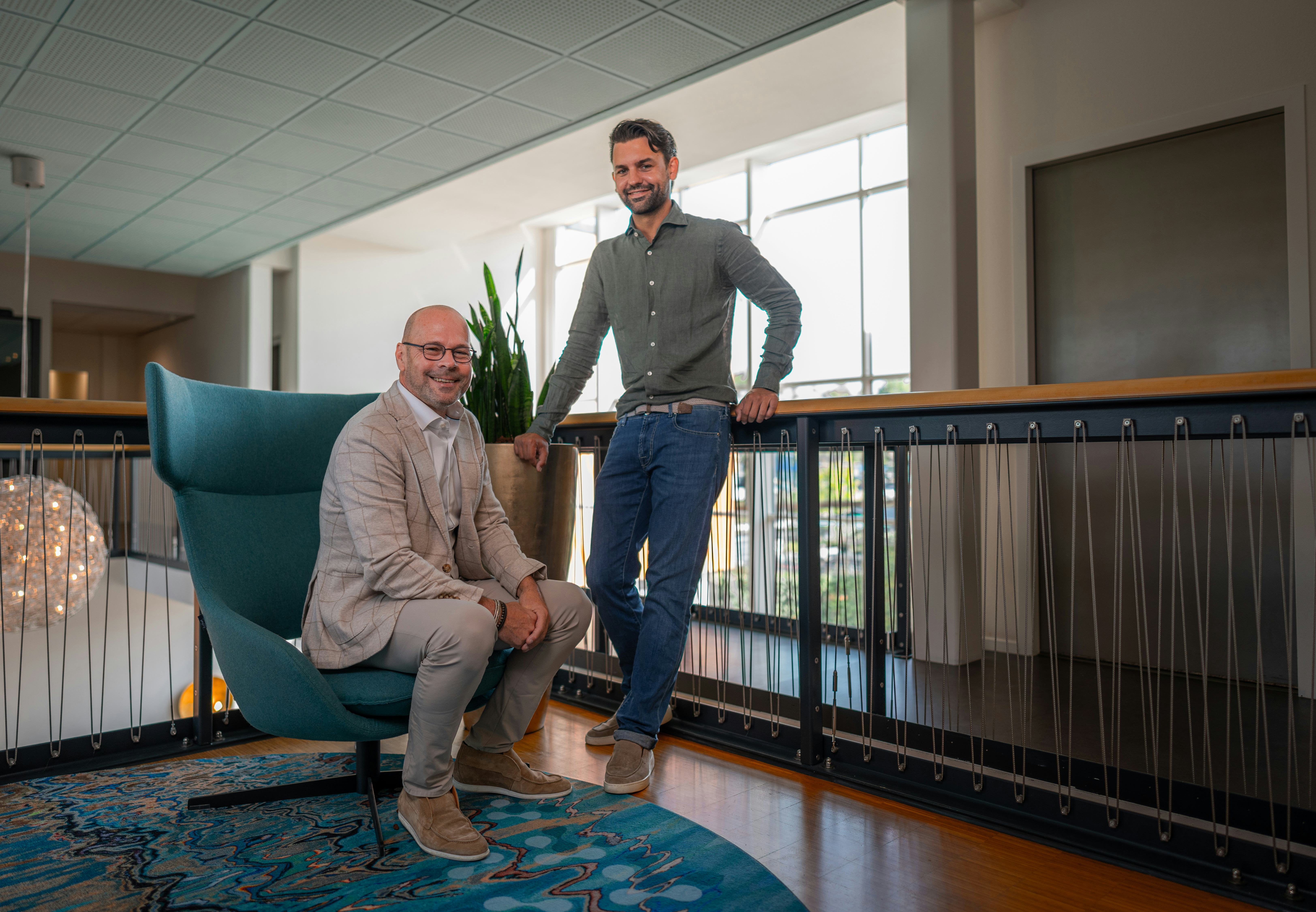 Ron Gerrits (links) en Willem de Voogd van Voogd: "Bij paniek of schade zie je dat de klant geen chatbot wil. Juist daar ligt de kracht van de adviseur .Maar om die rol goed te kunnen vervullen, moeten de achterliggende processen zo eenvoudig mogelijk zijn."