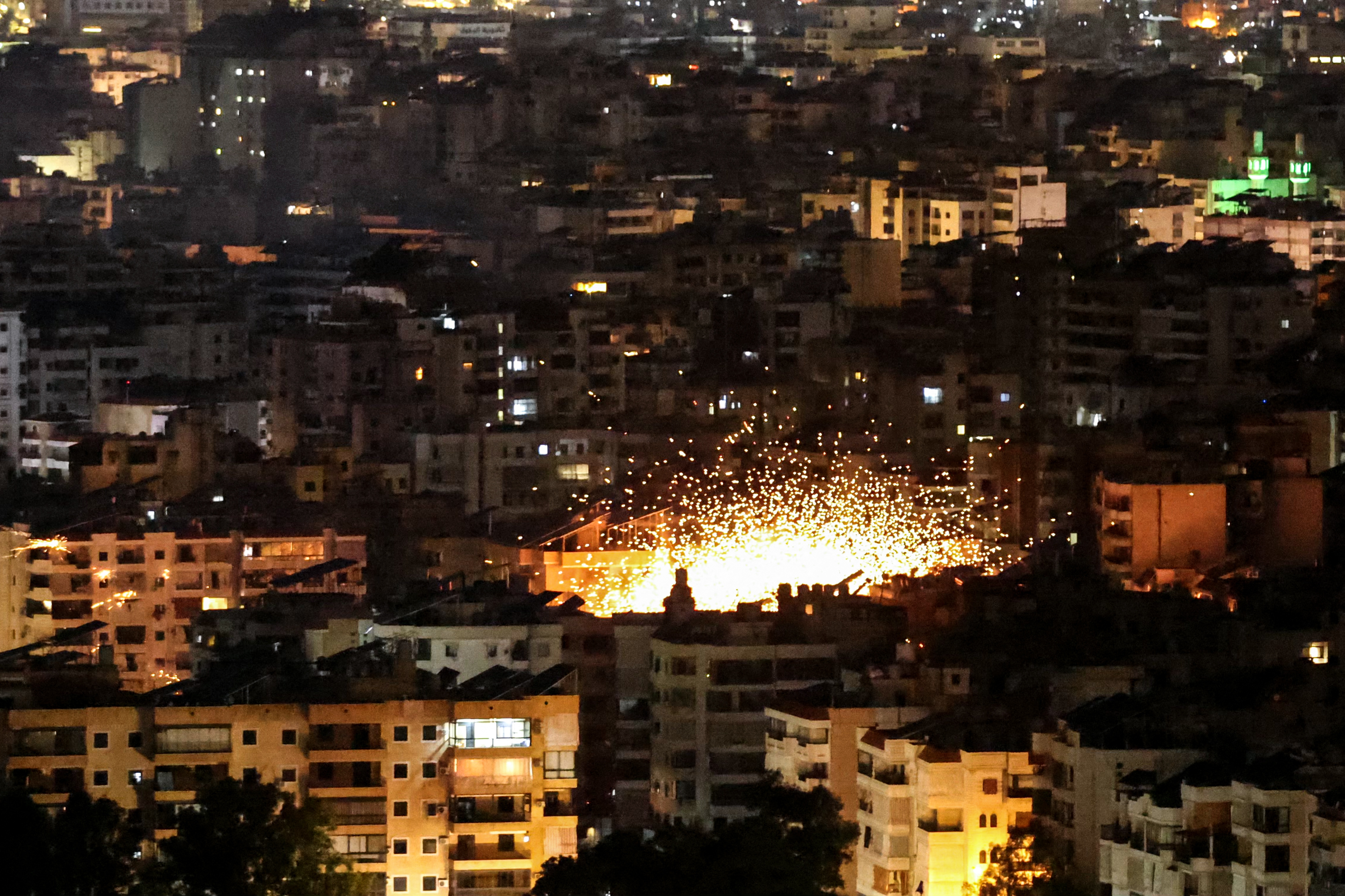 Een Israëlische luchtaanval gericht op de wijk Haret Hreik in de zuidelijke buitenwijken van Beiroet (beeld: Ibrahim AMRO / AFP)