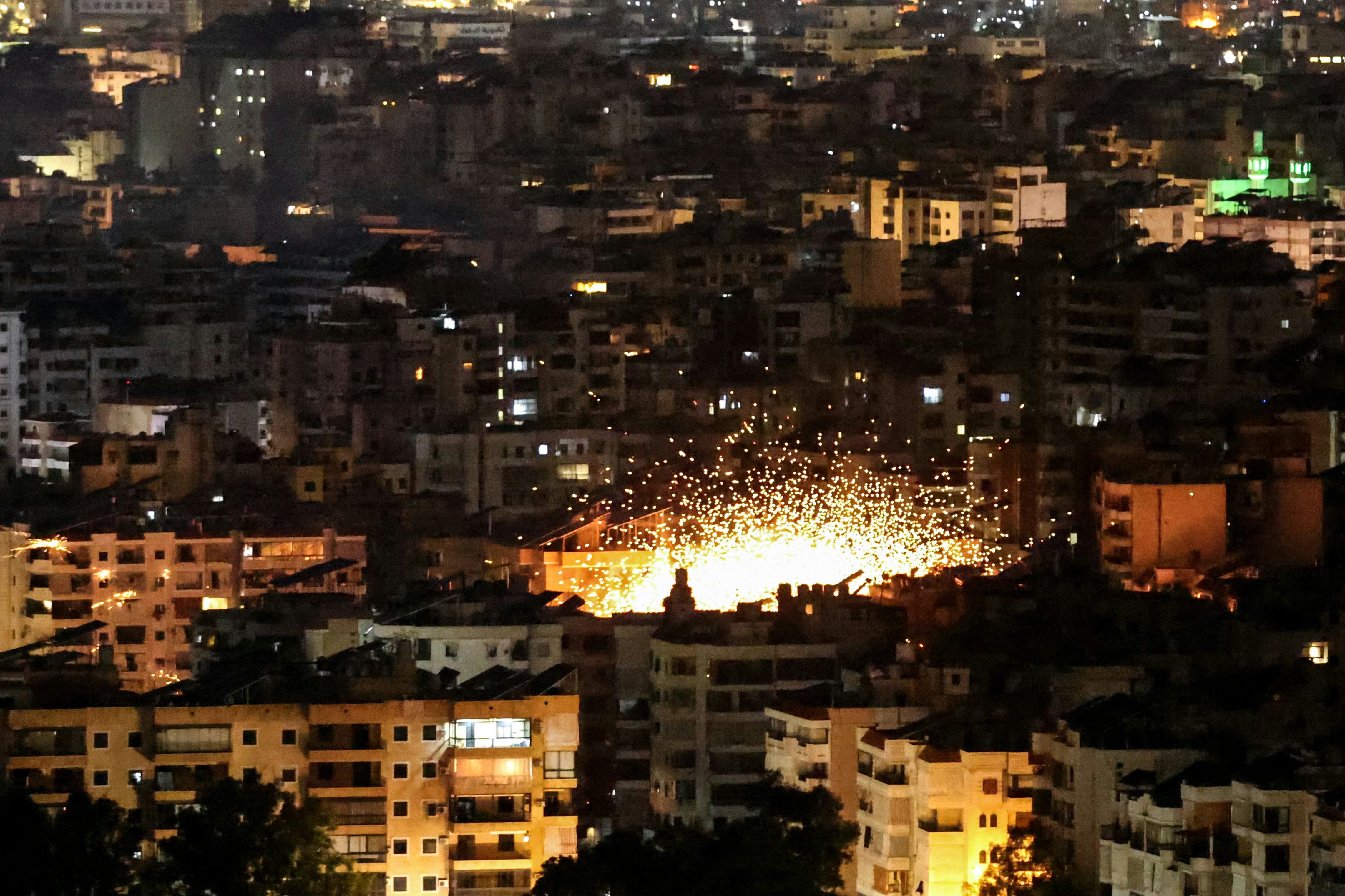 Een Israëlische luchtaanval gericht op de wijk Haret Hreik in de zuidelijke buitenwijken van Beiroet (beeld: Ibrahim AMRO / AFP)
