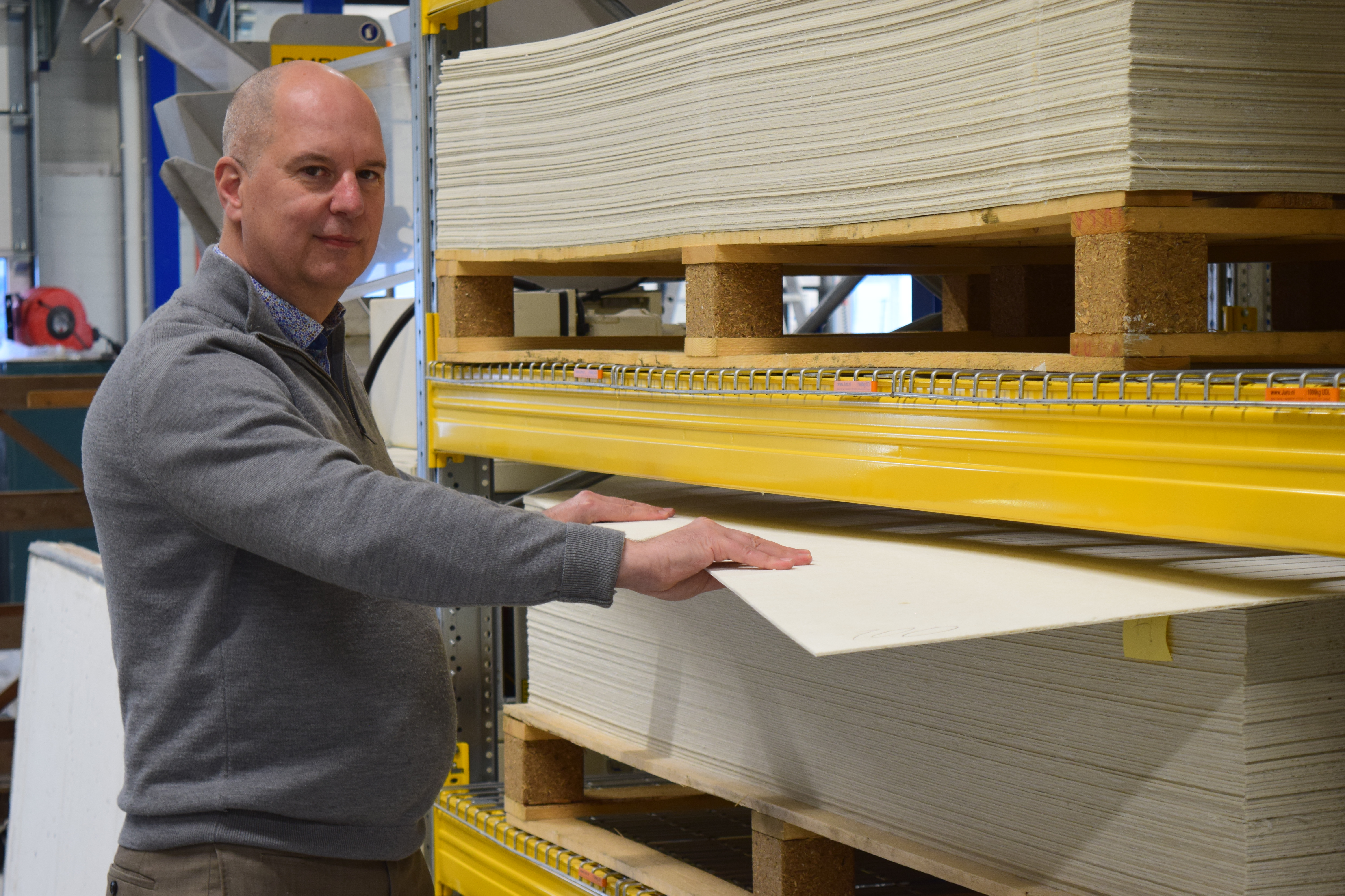 Olivier Langejan naast een stapel barrier sheets | beeld: Reinder Smit