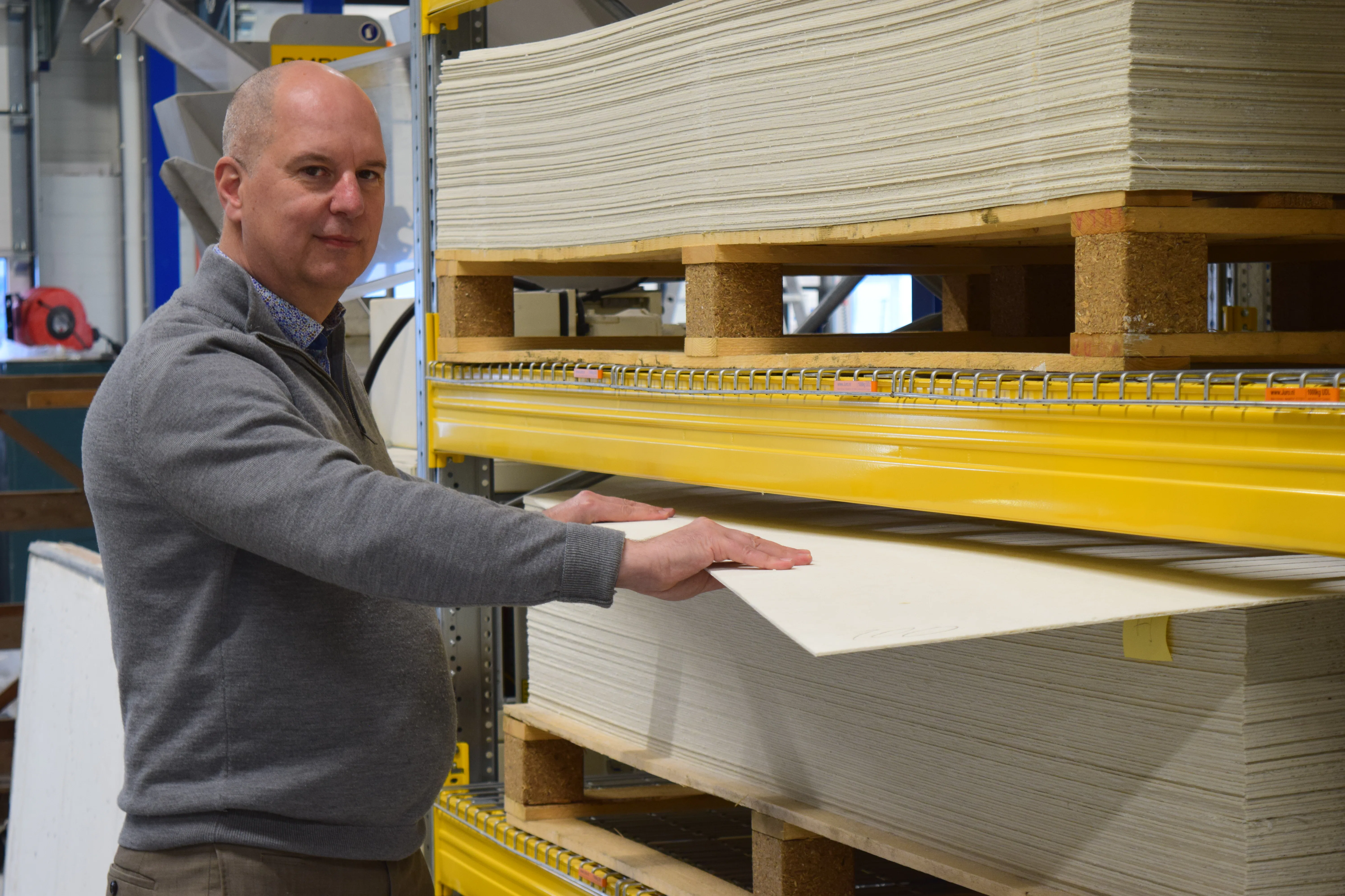 Olivier Langejan naast een stapel barrier sheets | beeld: Reinder Smit