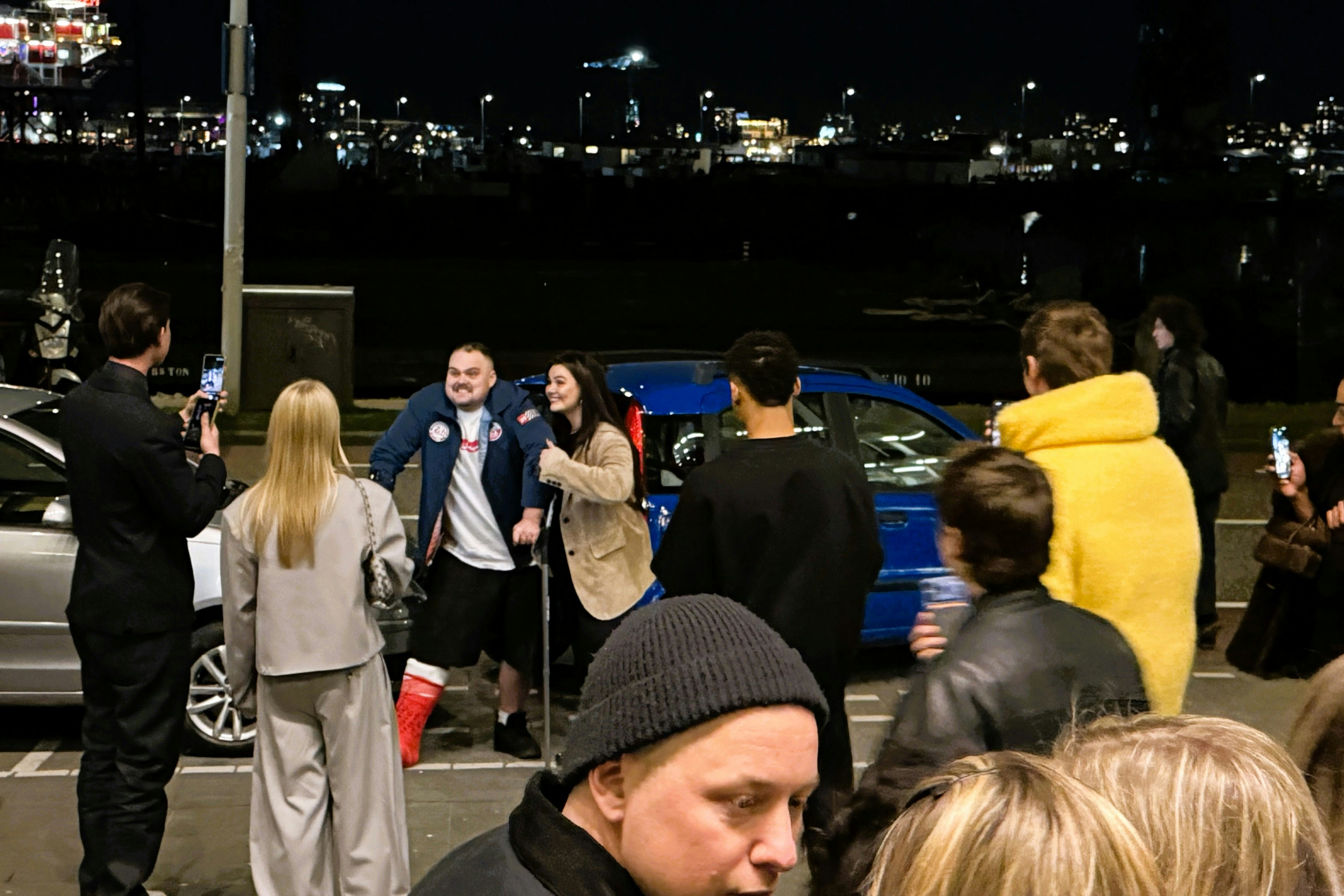 Influencers Stuntje (met de krukken) en Julia Heetman gaan met elkaar op de foto vlak na het incident (beeld: Allianz Direct)