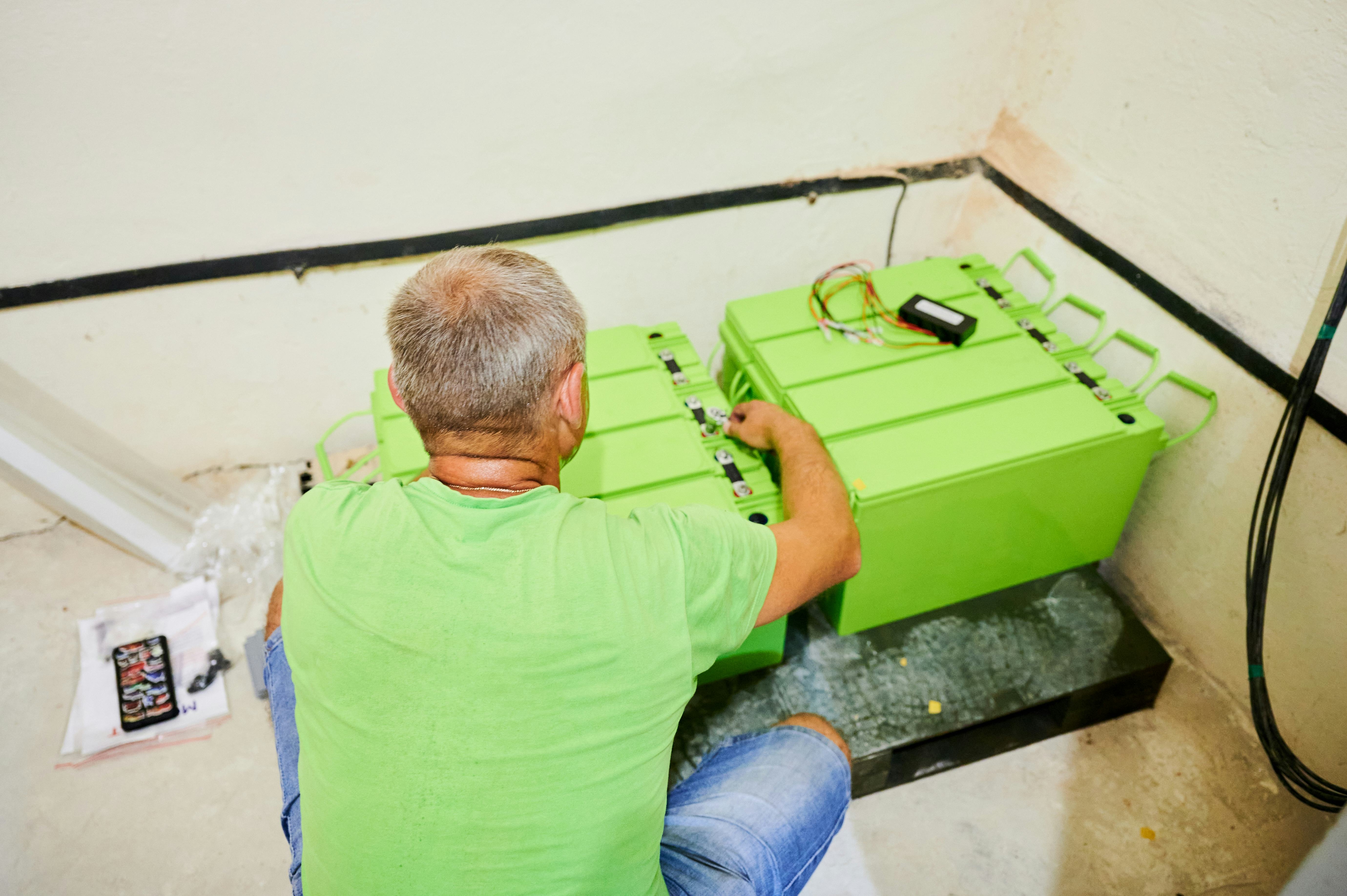 Man installeert een thuisbatterij | beeld: shutterstock