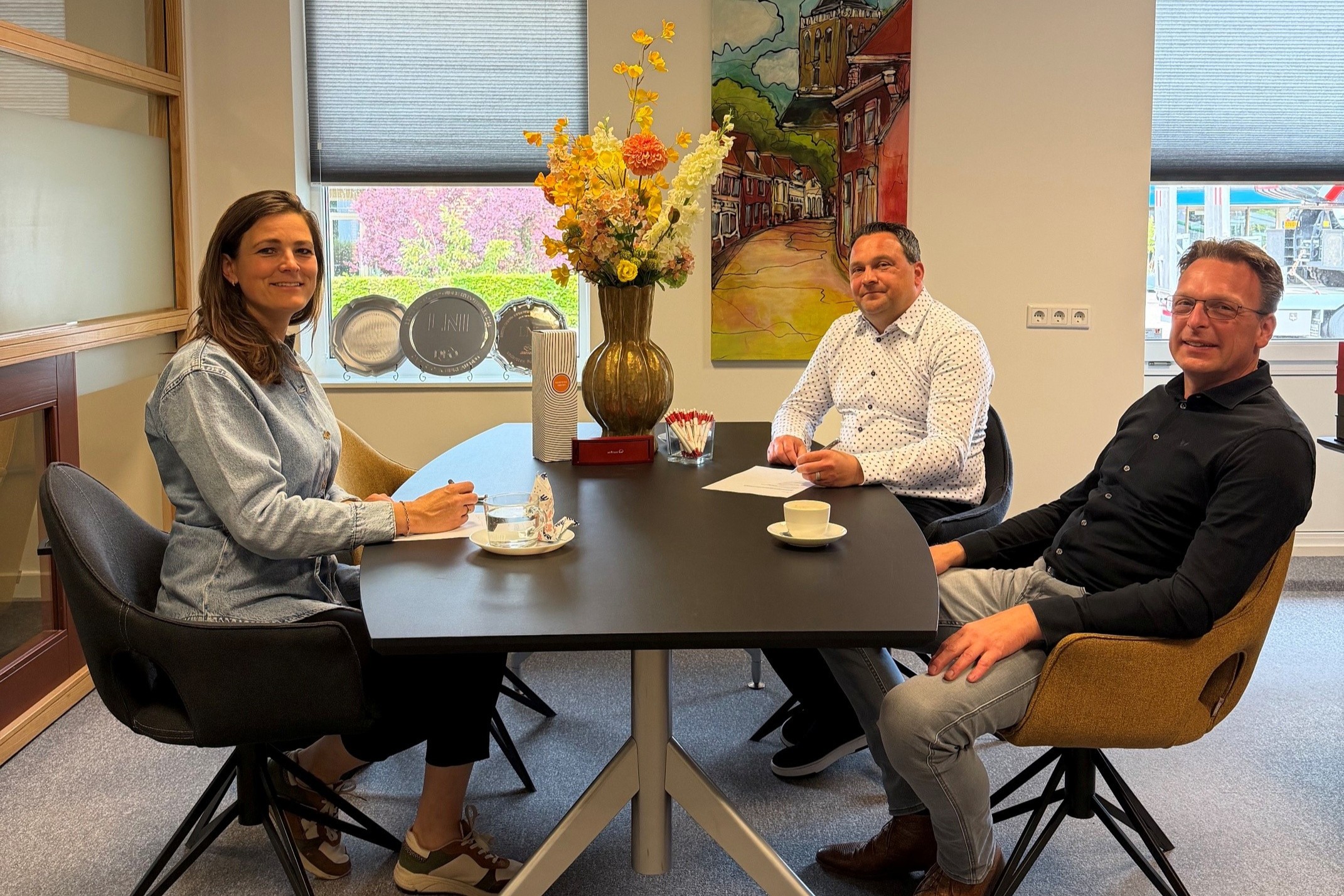 Vlnr: Nickie Levels, directeur Sales Intermediair ASN Bank, Rudy van Dalfsen en Bert Jan van Dalfsen, directie LNI (beeld: LNI)