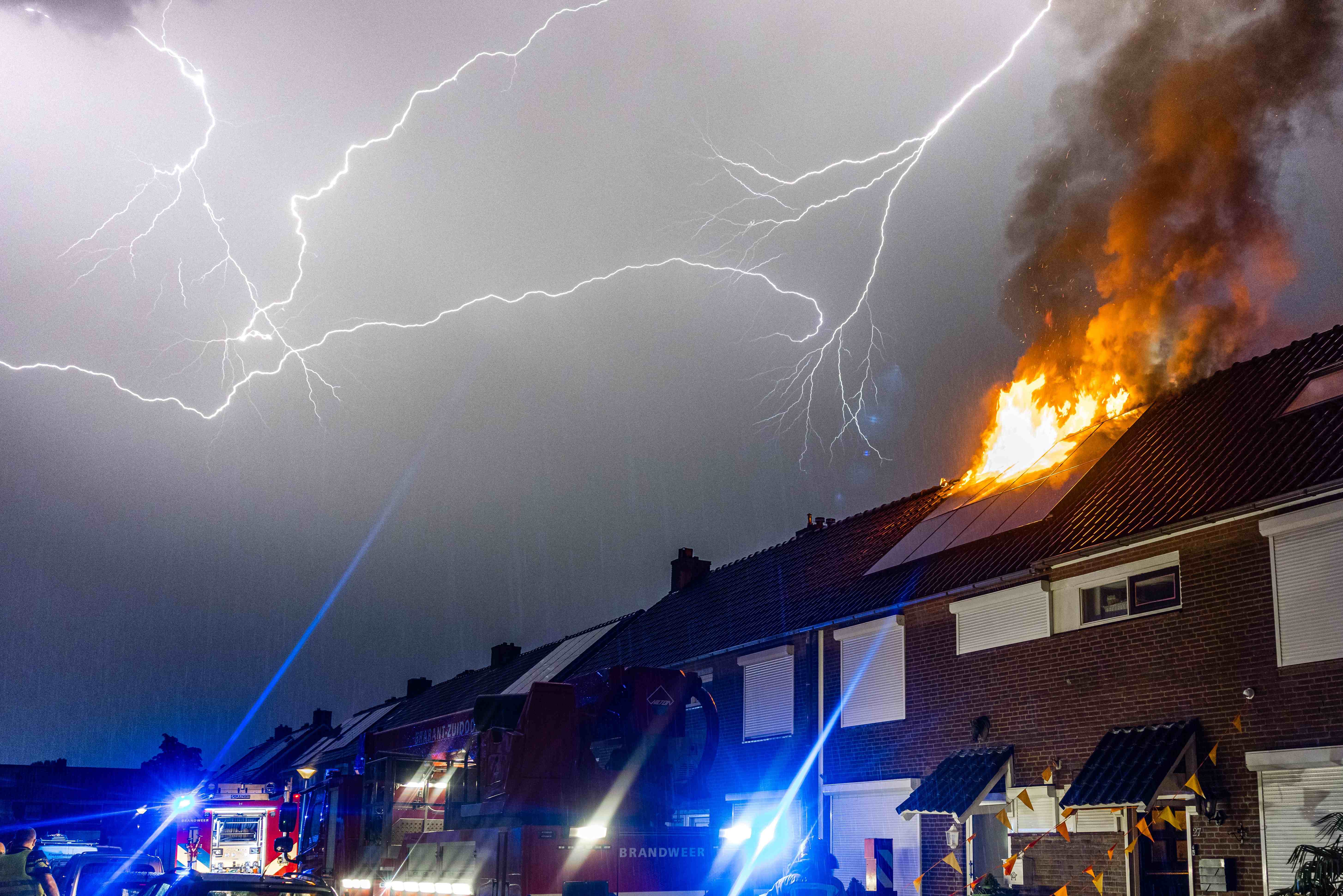 Brand in het dak van een woning in Helmond na een blikseminslag | Beeld: Rob Engelaar/ANP