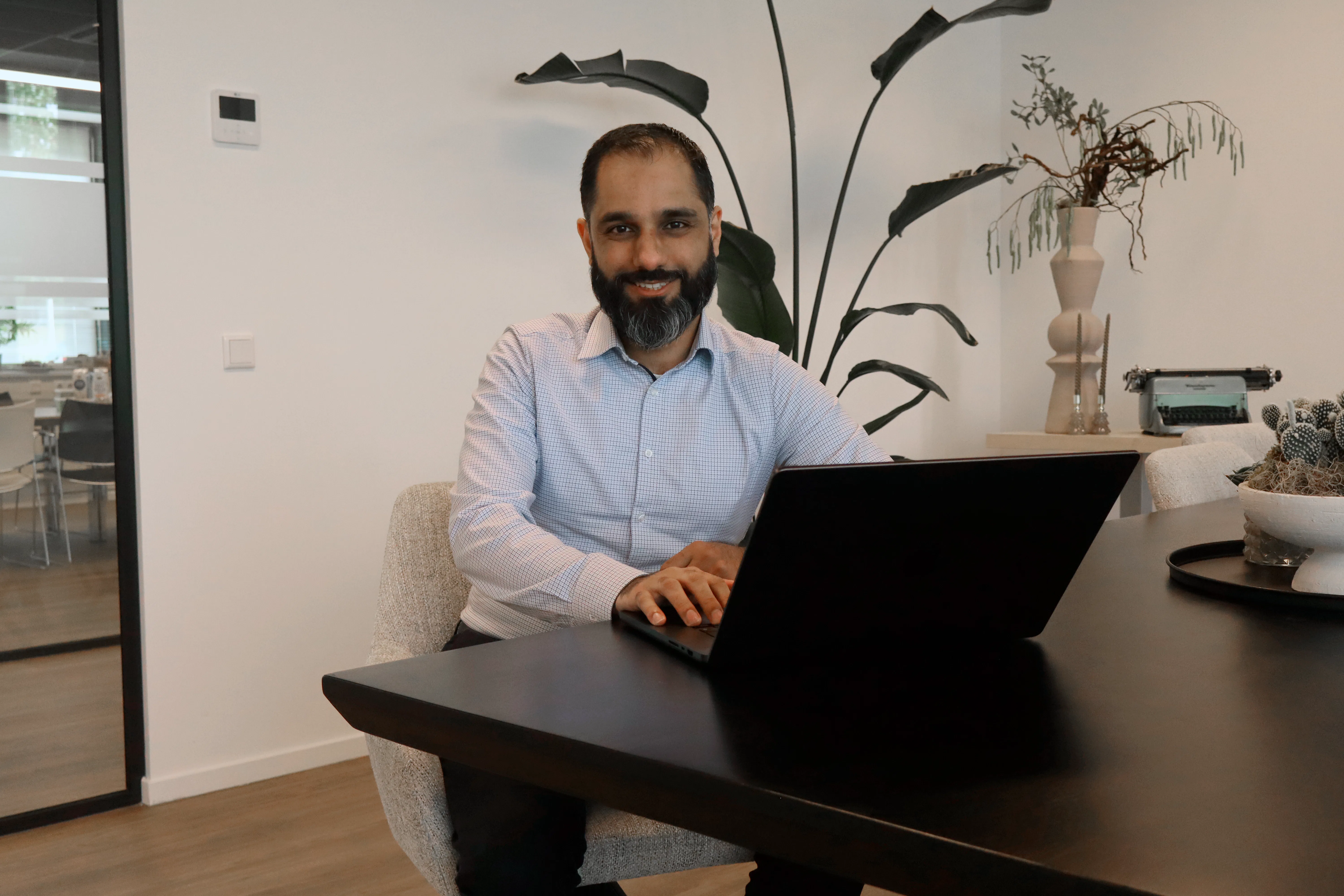 Taseen Akhtar: "Wij geloven dat AI vooral waarde toevoegt wanneer het helpt om sneller tot beter en passender advies te komen."