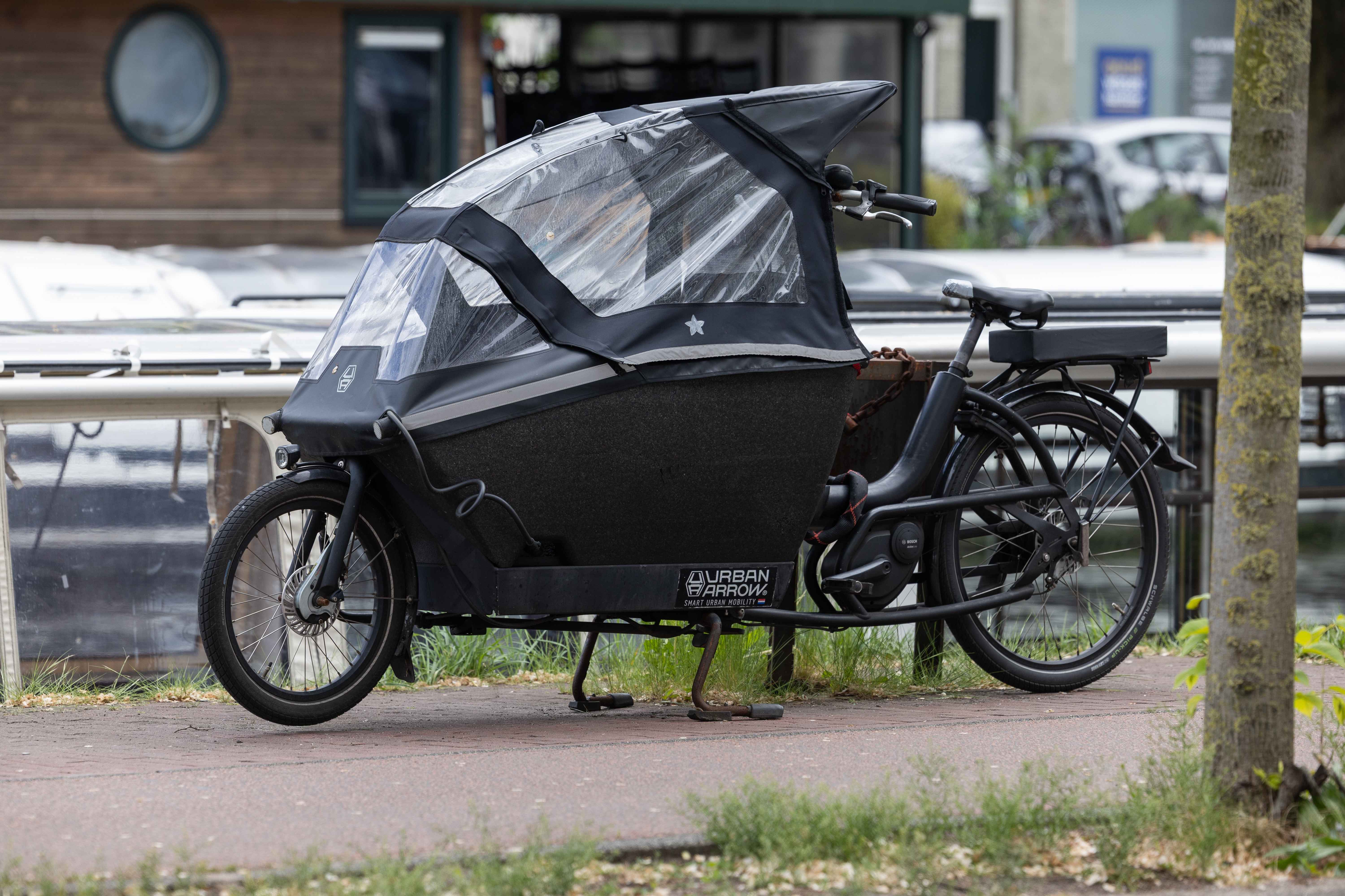 Een bakfiets van het merk Urban Arrow (beeld: Harold Versteeg / ANP)