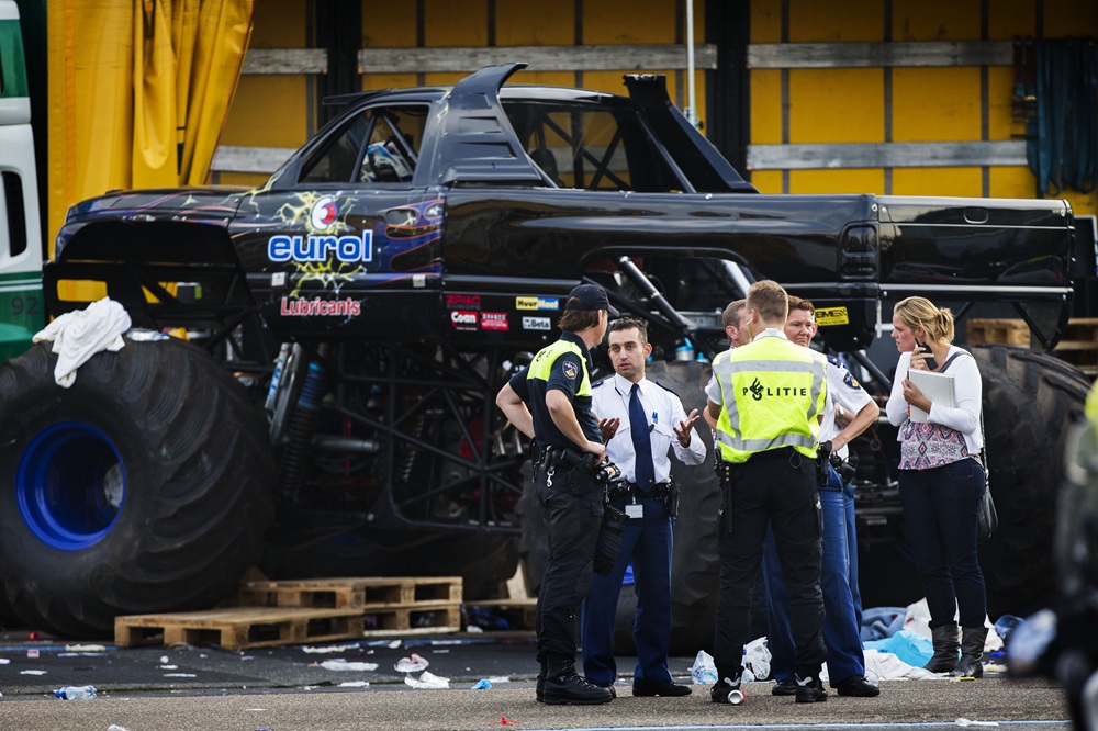 Politie bij de monstertruck die tijdens een evenement het publiek inreed | Beeld: Vincent Jannink/ANP