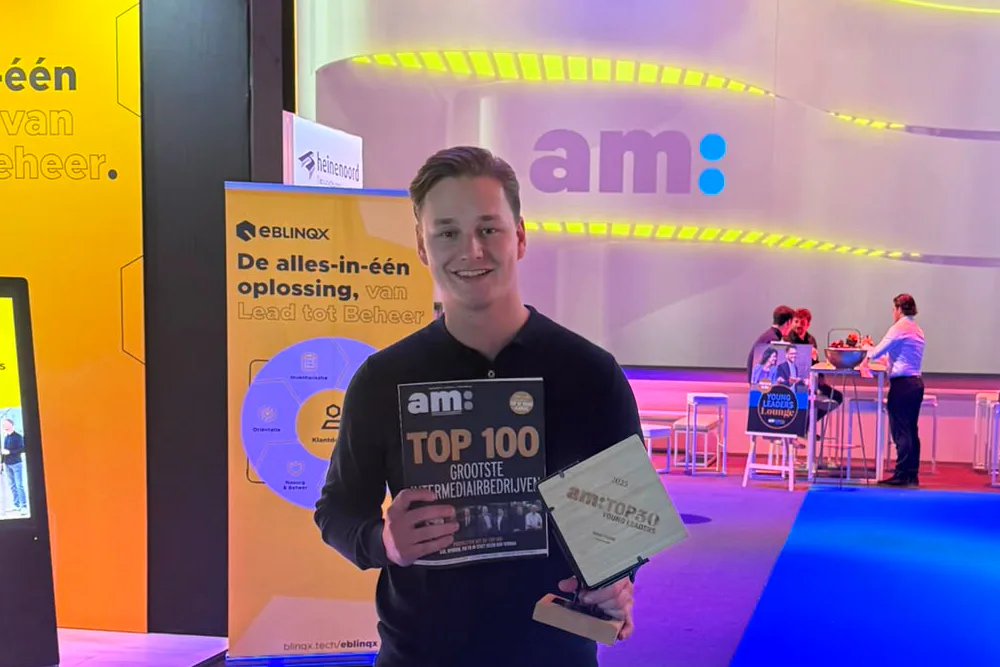 Iwan Jolink, financieel adviseur en vennoot bij Buro Philip van den Hurk, met de AM Young Leader Award.