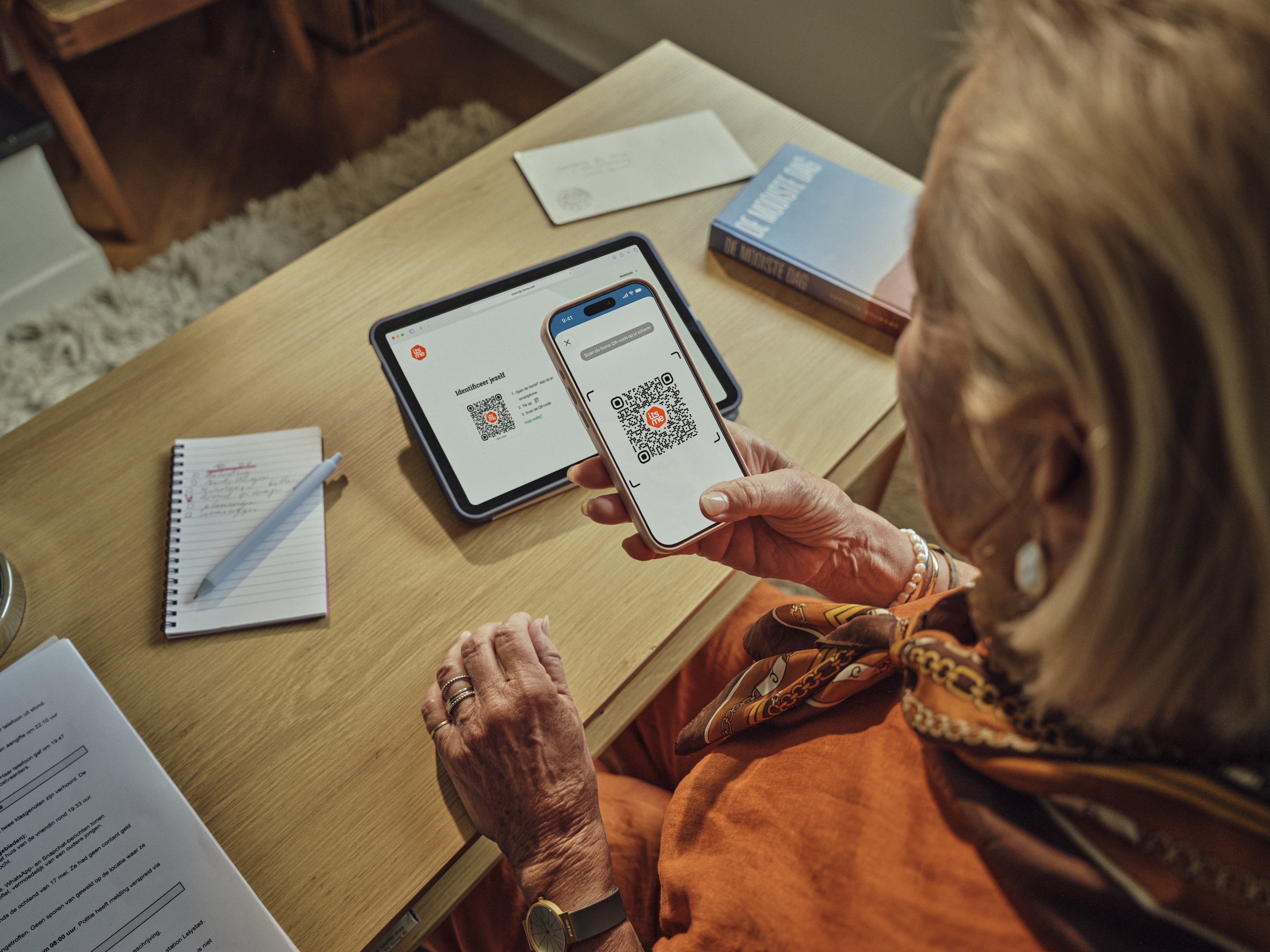 Identificeren met de itsme-app: de gebruiker scant een QR-code op het scherm en bevestigt daarmee wie zij is.