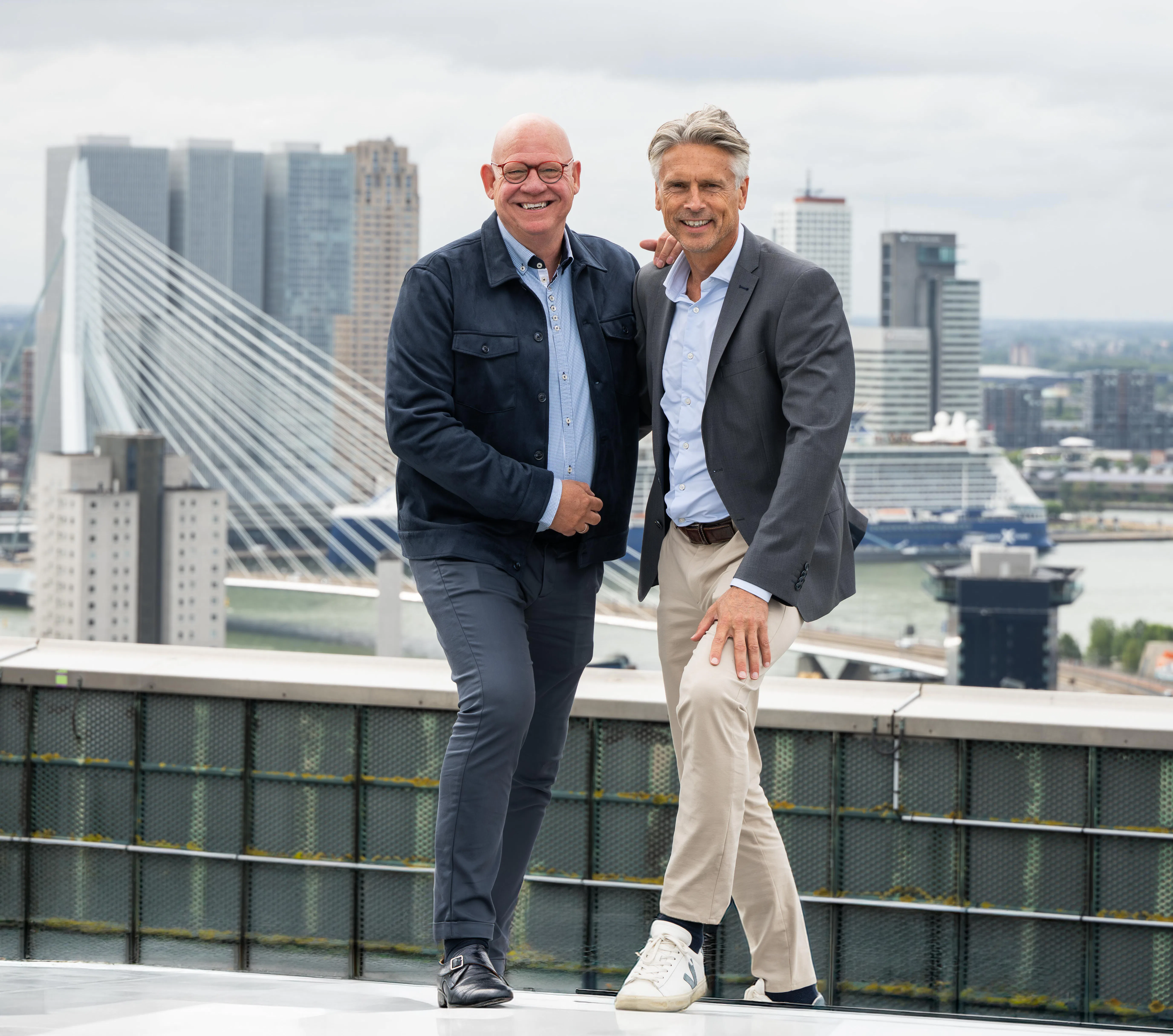 Hans Visser en Karel Lagemaat op het dak van het Allianz-kantoor in Rotterdam.