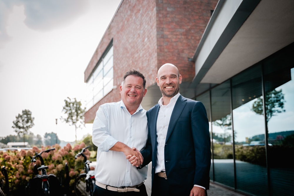 Bart van Helvoort, commercieel directeur Alpina (r) en Jan Peter Robijn, directeur De Vogel, voor het kantoor in Middelharnis | Beeld: Alpina